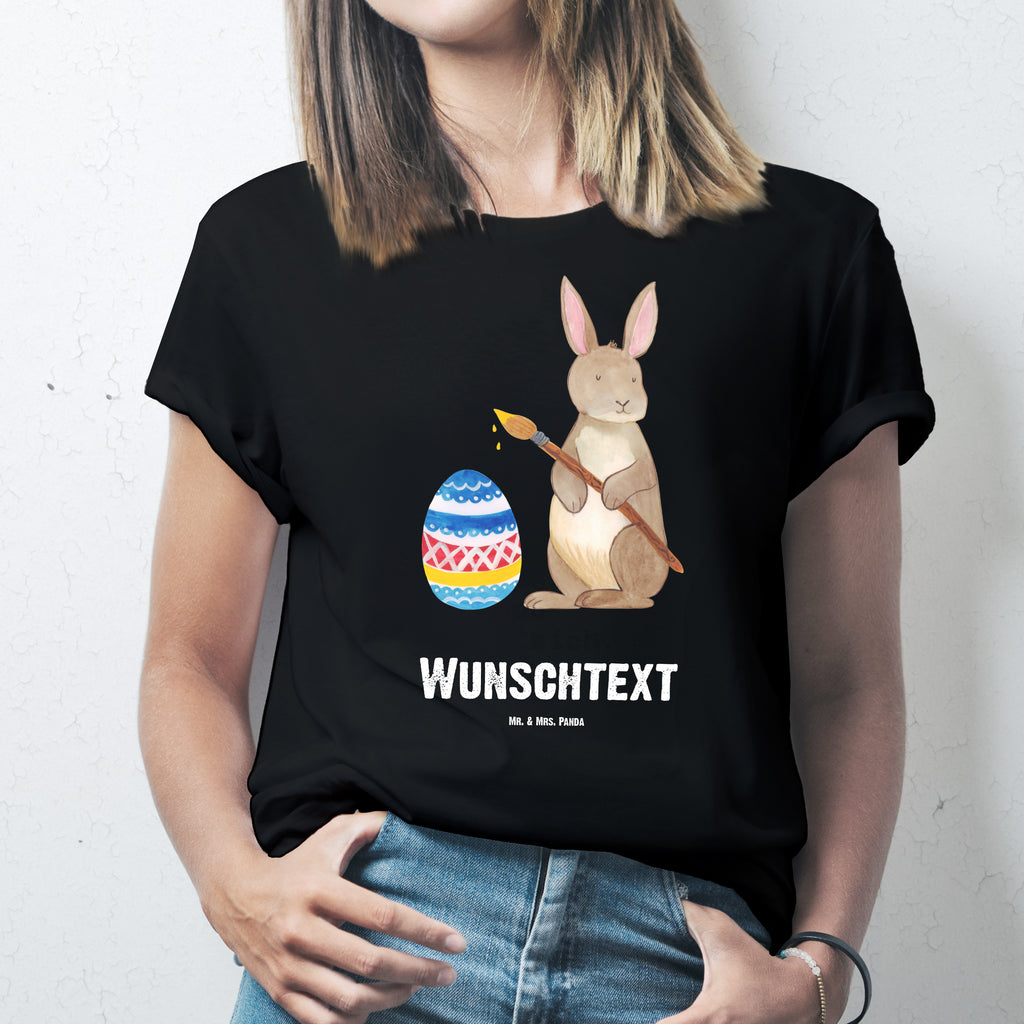 Größe S Personalisiertes T-Shirt Hase Eiermalen T-Shirt Personalisiert, T-Shirt mit Namen, T-Shirt mit Aufruck, Männer, Frauen, Ostern, Osterhase, Ostergeschenke, Osternest, Osterdeko, Geschenk zu Ostern, Frohe Ostern, Ostergrüße, Osterblume, Osterei, bemalte Ostereier, Hase, Kaninchen, Eiermalen
