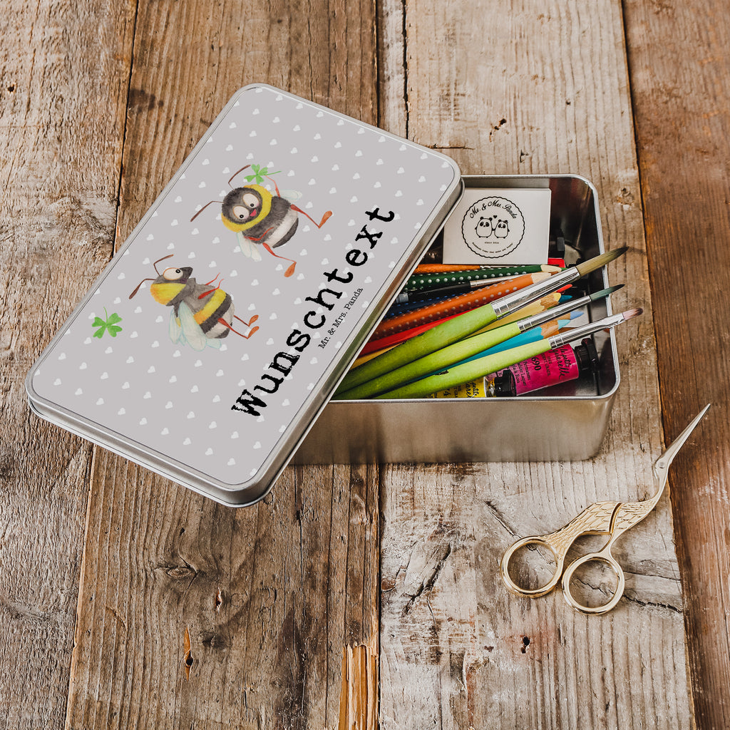 Personalisierte Metalldose Bienen Paar Personalisierte Metalldose, Dose mit Namen, Namensdose, Kiste mit Namen, Namenskiste, Liebe, Partner, Freund, Freundin, Ehemann, Ehefrau, Heiraten, Verlobung, Heiratsantrag, Liebesgeschenk, Jahrestag, Hocheitstag, Valentinstag, Geschenk für Frauen, Hochzeitstag, Mitbringsel, Geschenk für Freundin, Geschenk für Partner, Liebesbeweis, für Männer, für Ehemann, Schildkröten, verliebte Schildkröten