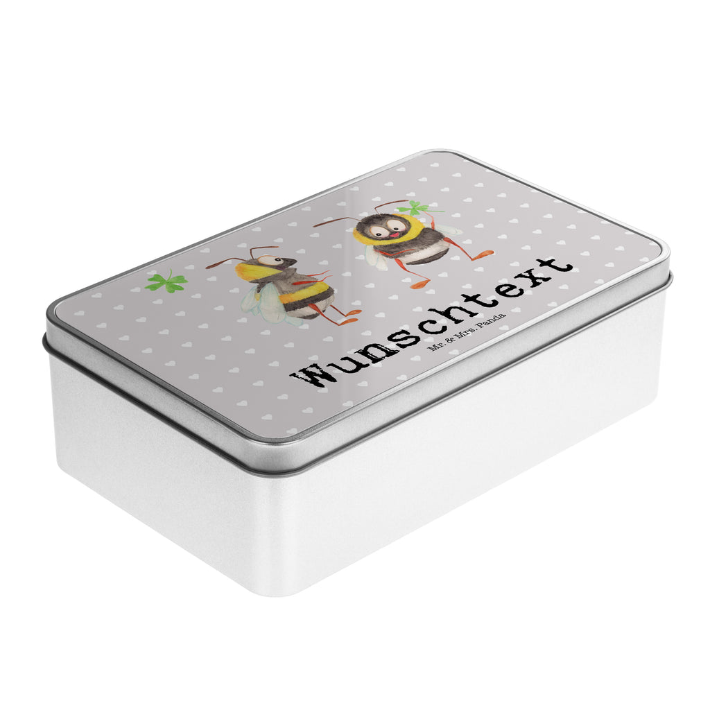 Personalisierte Metalldose Bienen Paar Personalisierte Metalldose, Dose mit Namen, Namensdose, Kiste mit Namen, Namenskiste, Liebe, Partner, Freund, Freundin, Ehemann, Ehefrau, Heiraten, Verlobung, Heiratsantrag, Liebesgeschenk, Jahrestag, Hocheitstag, Valentinstag, Geschenk für Frauen, Hochzeitstag, Mitbringsel, Geschenk für Freundin, Geschenk für Partner, Liebesbeweis, für Männer, für Ehemann, Schildkröten, verliebte Schildkröten