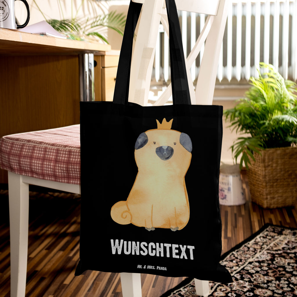Personalisierte Tragetasche Mops Krone Personalisierte Beuteltasche, Personalisierter Beutel, Personalisierte Einkaufstasche, Personalisierter Jutebeutel, Personalisierter Stoffbeutel, Tragetasche mit Namen, Einkaufstasche mit Namen, Stoffbeutel mit Namen, Personalisierte Tasche, Personalisierte Jutetasche, Personalisierte Kindergartentasche, Hund, Hundemotiv, Haustier, Hunderasse, Tierliebhaber, Hundebesitzer, Sprüche, Mops, allergisch, kinderlos, Hausregel, Hundebesitzer. Spruch, lustig