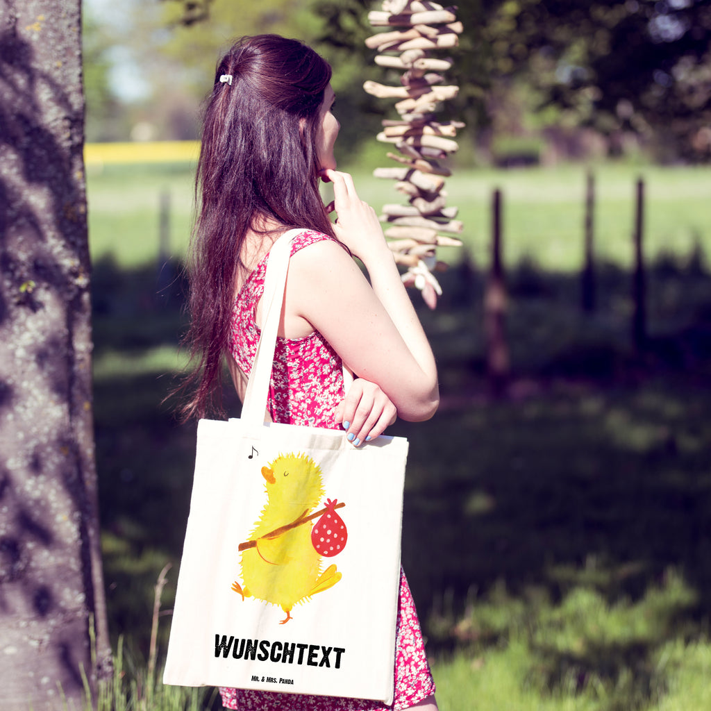 Personalisierte Tragetasche Küken Wanderer Personalisierte Beuteltasche, Personalisierter Beutel, Personalisierte Einkaufstasche, Personalisierter Jutebeutel, Personalisierter Stoffbeutel, Tragetasche mit Namen, Einkaufstasche mit Namen, Stoffbeutel mit Namen, Personalisierte Tasche, Personalisierte Jutetasche, Personalisierte Kindergartentasche, Ostern, Osterhase, Ostergeschenke, Osternest, Osterdeko, Geschenk zu Ostern, Küken, Osterei, Ostereier, Ei, Frühlingsgefühle, Freude, Grüße, liebe Grüße, Frohe Ostern, Ostergrüße, Flausen, Wunder, Reisen, Weltenbummler, Zeit, Zeitmanagement, Backpacker