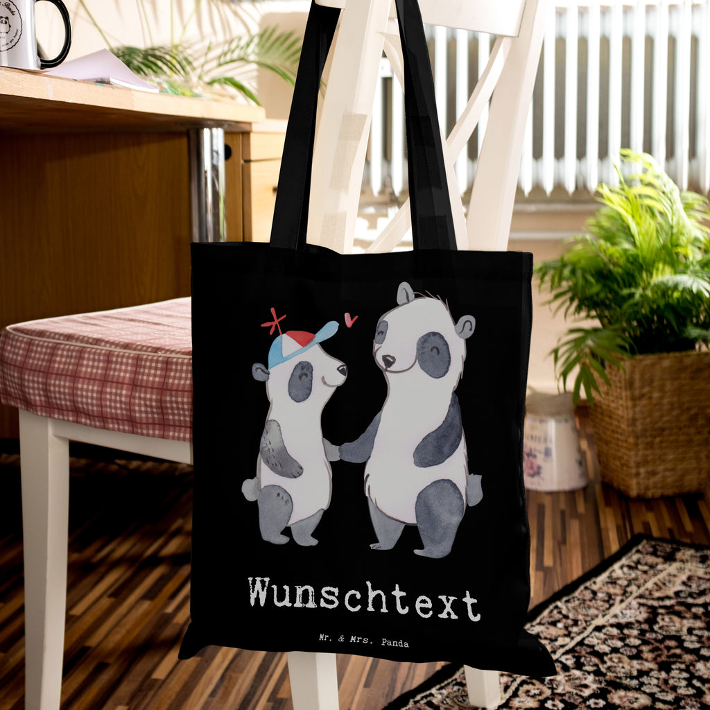 Personalisierte Tragetasche Panda Bester Vater der Welt Personalisierte Beuteltasche, Personalisierter Beutel, Personalisierte Einkaufstasche, Personalisierter Jutebeutel, Personalisierter Stoffbeutel, Tragetasche mit Namen, Einkaufstasche mit Namen, Stoffbeutel mit Namen, Personalisierte Tasche, Personalisierte Jutetasche, Personalisierte Kindergartentasche, für, Dankeschön, Geschenk, Schenken, Geburtstag, Geburtstagsgeschenk, Geschenkidee, Danke, Bedanken, Mitbringsel, Freude machen, Geschenktipp, Vater, Papa, Dad, Daddy, Paps, Papi, Vati, Eltern, Geschenk Vater, Mann, Familie, Bester, Kleinigkeit