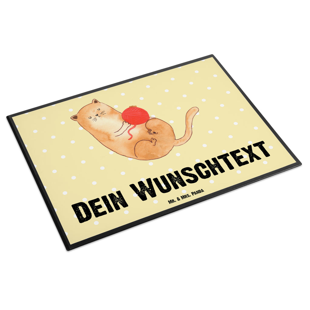 Personalisierte Schreibtischunterlage Katzen Wollknäul Personalisierte Schreibunterlage, Personalisierte Schreibtischauflage, Personalisierte Schreibtisch Unterlagen, Schreibunterlage mit Namen, Schreibtischauflage  mit Namen, Schreibtisch Unterlagen mit Namen, Selbst gestalten, Namensaufdruck, Namenspersonalisierung, Katze, Katzenmotiv, Katzenfan, Katzendeko, Katzenfreund, Katzenliebhaber, Katzenprodukte, Katzenartikel, Katzenaccessoires, Katzensouvenirs, Katzenliebhaberprodukte, Katzenmotive, Katzen, Kater, Mietze, Cat, Cats, Katzenhalter, Katzenbesitzerin, Haustier, Wollknäuel, Wolle, Spielen, Spiel, verspielt