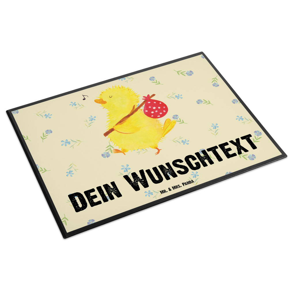 Personalisierte Schreibtischunterlage Küken Wanderer Personalisierte Schreibunterlage, Personalisierte Schreibtischauflage, Personalisierte Schreibtisch Unterlagen, Schreibunterlage mit Namen, Schreibtischauflage  mit Namen, Schreibtisch Unterlagen mit Namen, Selbst gestalten, Namensaufdruck, Namenspersonalisierung, Ostern, Osterhase, Ostergeschenke, Osternest, Osterdeko, Geschenk zu Ostern, Küken, Osterei, Ostereier, Ei, Frühlingsgefühle, Freude, Grüße, liebe Grüße, Frohe Ostern, Ostergrüße, Flausen, Wunder, Reisen, Weltenbummler, Zeit, Zeitmanagement, Backpacker