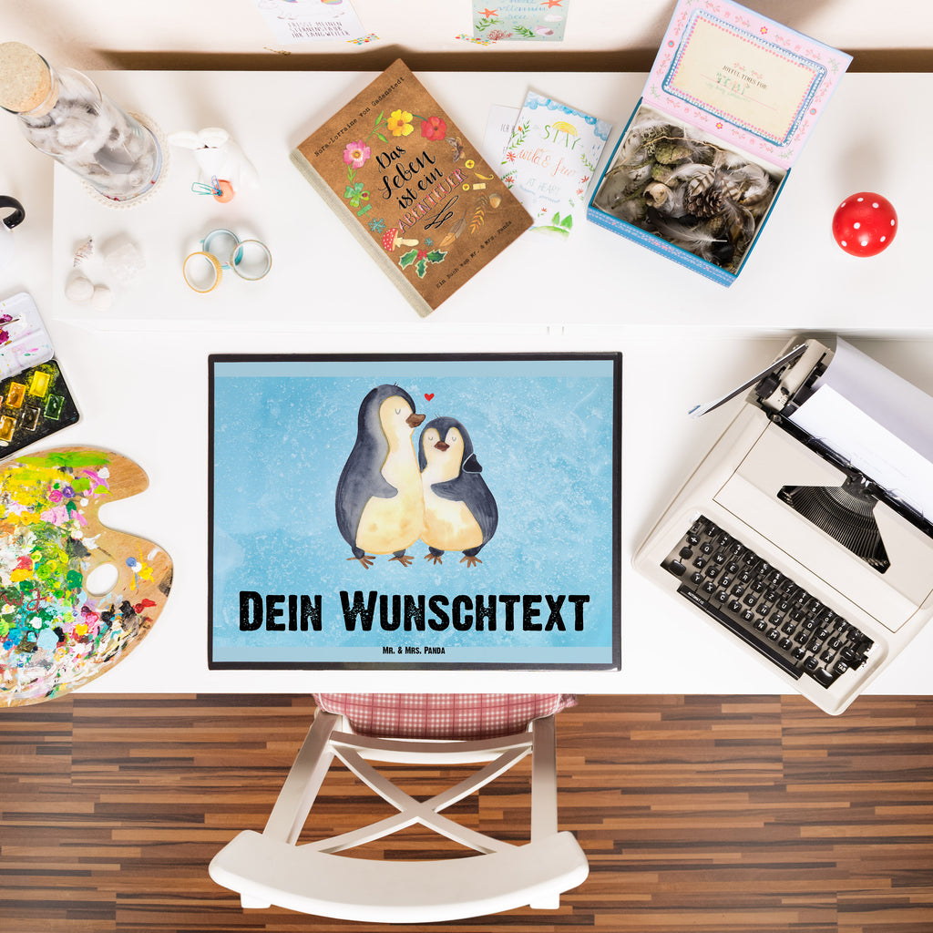 Personalisierte Schreibtischunterlage Pinguin umarmend Personalisierte Schreibunterlage, Personalisierte Schreibtischauflage, Personalisierte Schreibtisch Unterlagen, Schreibunterlage mit Namen, Schreibtischauflage  mit Namen, Schreibtisch Unterlagen mit Namen, Selbst gestalten, Namensaufdruck, Namenspersonalisierung, Pinguin, Liebe, Liebespaar, Liebesbeweis, Liebesgeschenk, Verlobung, Jahrestag, Hochzeitstag, Hochzeit, Hochzeitsgeschenk