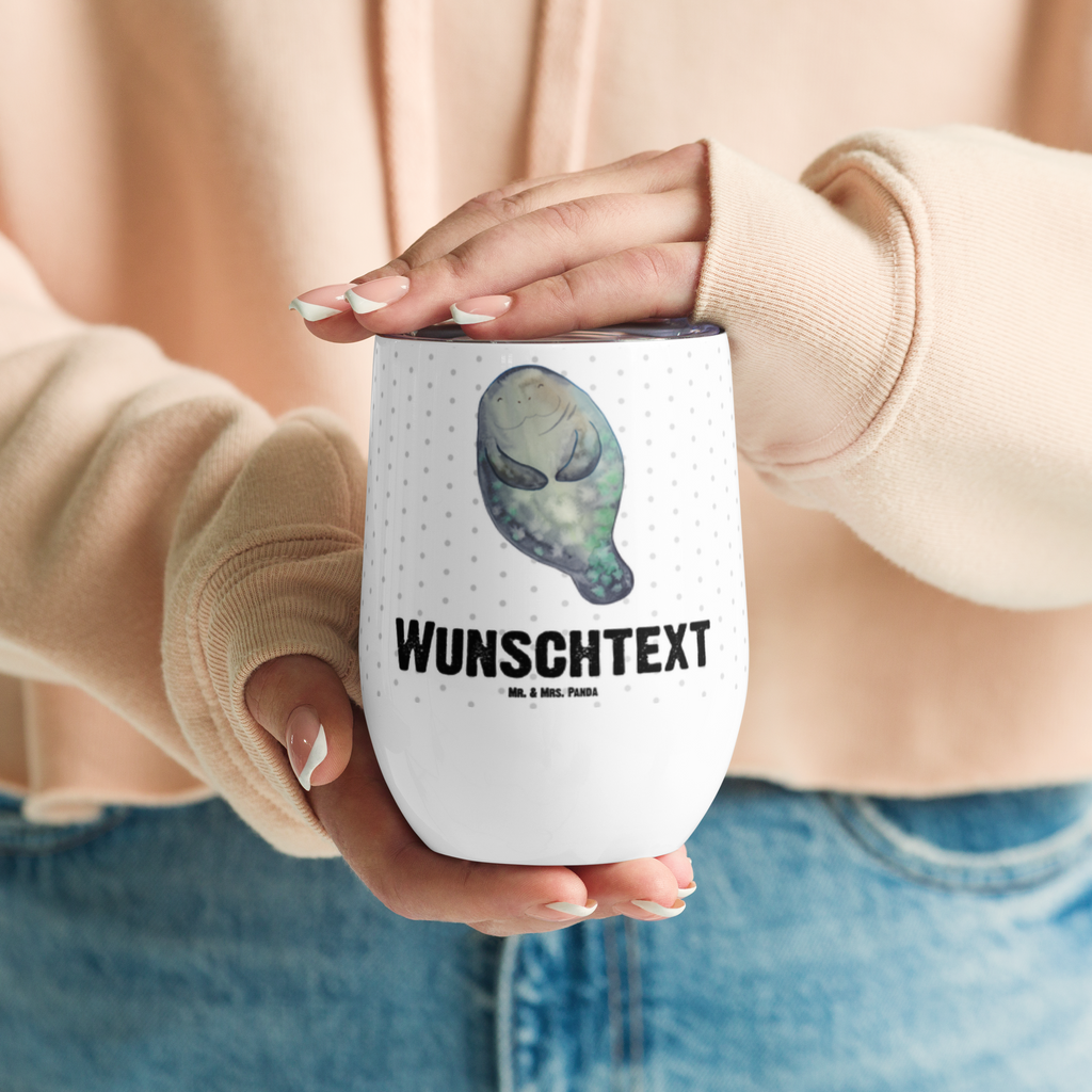 Personalisierter Weinbecher Seekuh happy Personalisierter Weinbecher, Personalisierter Glühwein Becher, Heißgetränke, Personalisierter Trinkbecher, Personalisierter Weinkelch, Personalisiertes Weingläser, hochwertiger Weinbecher, Weinbecher Reisen, Weinbecher unterwegs, Personalisertes Sommerglas, mit Namen, Wunschtext, Personalisierung, selbst bedrucken, Personalisiertes Weinglas, Meerestiere, Meer, Urlaub, Seekuh, Seekühe, Selbstliebe, Respekt, Neuanfang, Neustart, Achtsamkeit, Zufrieden, Liebeskummer, Freundin