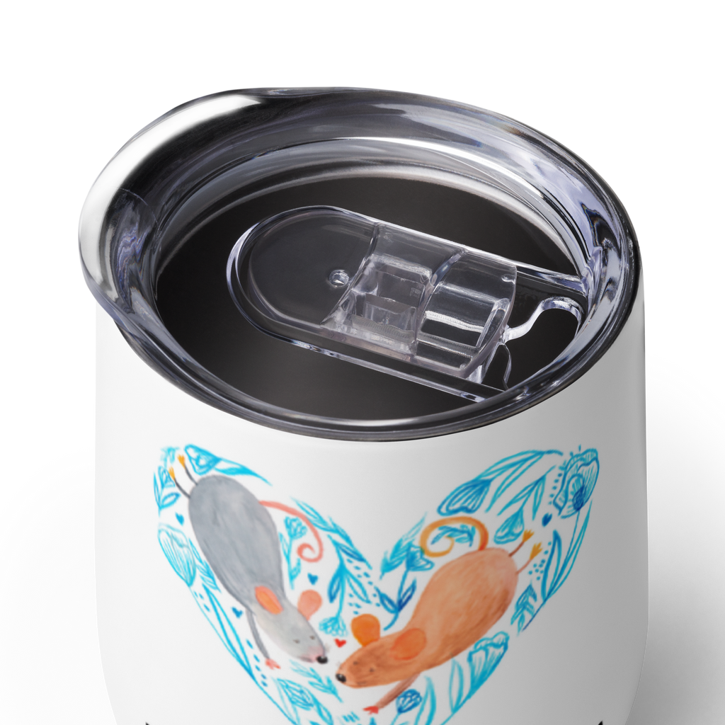 Personalisierter Weinbecher Mäuse Herz Personalisierter Weinbecher, Personalisierter Glühwein Becher, Heißgetränke, Personalisierter Trinkbecher, Personalisierter Weinkelch, Personalisiertes Weingläser, hochwertiger Weinbecher, Weinbecher Reisen, Weinbecher unterwegs, Personalisertes Sommerglas, mit Namen, Wunschtext, Personalisierung, selbst bedrucken, Personalisiertes Weinglas, Liebe, Partner, Freund, Freundin, Ehemann, Ehefrau, Heiraten, Verlobung, Heiratsantrag, Liebesgeschenk, Jahrestag, Hocheitstag, Maus, Mäuse, Liebesbotschaft, Liebesbeweis, Hochzeit, Lieblingsmensch, Gemeinsamkeit, Love, Geschenk für zwei