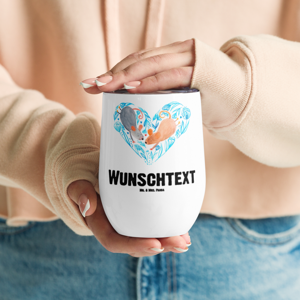 Personalisierter Weinbecher Mäuse Herz Personalisierter Weinbecher, Personalisierter Glühwein Becher, Heißgetränke, Personalisierter Trinkbecher, Personalisierter Weinkelch, Personalisiertes Weingläser, hochwertiger Weinbecher, Weinbecher Reisen, Weinbecher unterwegs, Personalisertes Sommerglas, mit Namen, Wunschtext, Personalisierung, selbst bedrucken, Personalisiertes Weinglas, Liebe, Partner, Freund, Freundin, Ehemann, Ehefrau, Heiraten, Verlobung, Heiratsantrag, Liebesgeschenk, Jahrestag, Hocheitstag, Maus, Mäuse, Liebesbotschaft, Liebesbeweis, Hochzeit, Lieblingsmensch, Gemeinsamkeit, Love, Geschenk für zwei