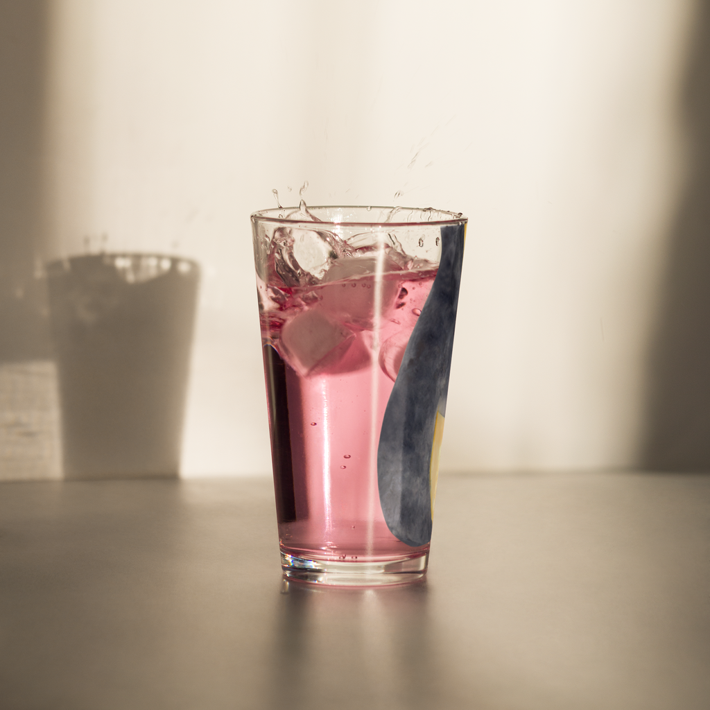 Personalisiertes Trinkglas Pinguin Blumenkranz Personalisiertes Trinkglas, Personalisiertes Glas, Personalisiertes Pint Glas, Personalisiertes Bierglas, Personalisiertes Cocktail Glas, Personalisiertes Wasserglas, Glas mit Namen, Glas selber bedrucken, Wunschtext, Selbst drucken, Wunschname, Pinguin, Pinguine, Blumenkranz, Universum, Leben, Wünsche, Ziele, Lebensziele, Motivation, Lebenslust, Liebeskummer, Geschenkidee