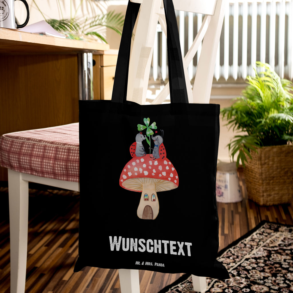 Personalisierte Tragetasche Marienkäfer Paar Fliegenpilz Personalisierte Beuteltasche, Personalisierter Beutel, Personalisierte Einkaufstasche, Personalisierter Jutebeutel, Personalisierter Stoffbeutel, Tragetasche mit Namen, Einkaufstasche mit Namen, Stoffbeutel mit Namen, Personalisierte Tasche, Personalisierte Jutetasche, Personalisierte Kindergartentasche, Tiermotive, Gute Laune, lustige Sprüche, Tiere, Haus, Wohnung, zuhause, Fliegenpilz, Marienkäfer, Fleigenpilzhaus
