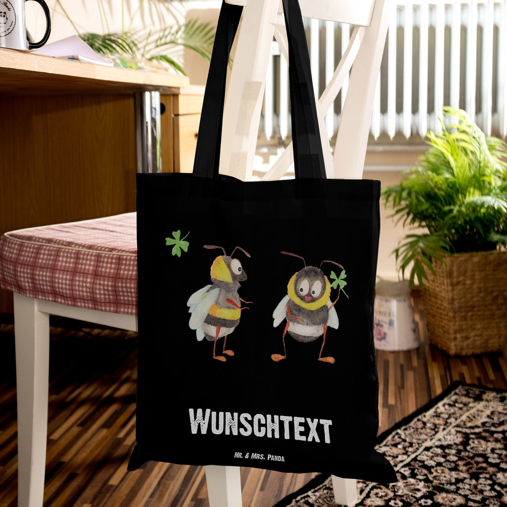Personalisierte Tragetasche Hummeln mit Kleeblatt Personalisierte Beuteltasche, Personalisierter Beutel, Personalisierte Einkaufstasche, Personalisierter Jutebeutel, Personalisierter Stoffbeutel, Tragetasche mit Namen, Einkaufstasche mit Namen, Stoffbeutel mit Namen, Personalisierte Tasche, Personalisierte Jutetasche, Personalisierte Kindergartentasche, Tiermotive, Gute Laune, lustige Sprüche, Tiere, Hummel, Biene, Spruch positiv, Biene Deko, Spruch schön, glücklich sein, glücklich werden, Spruch fröhlich