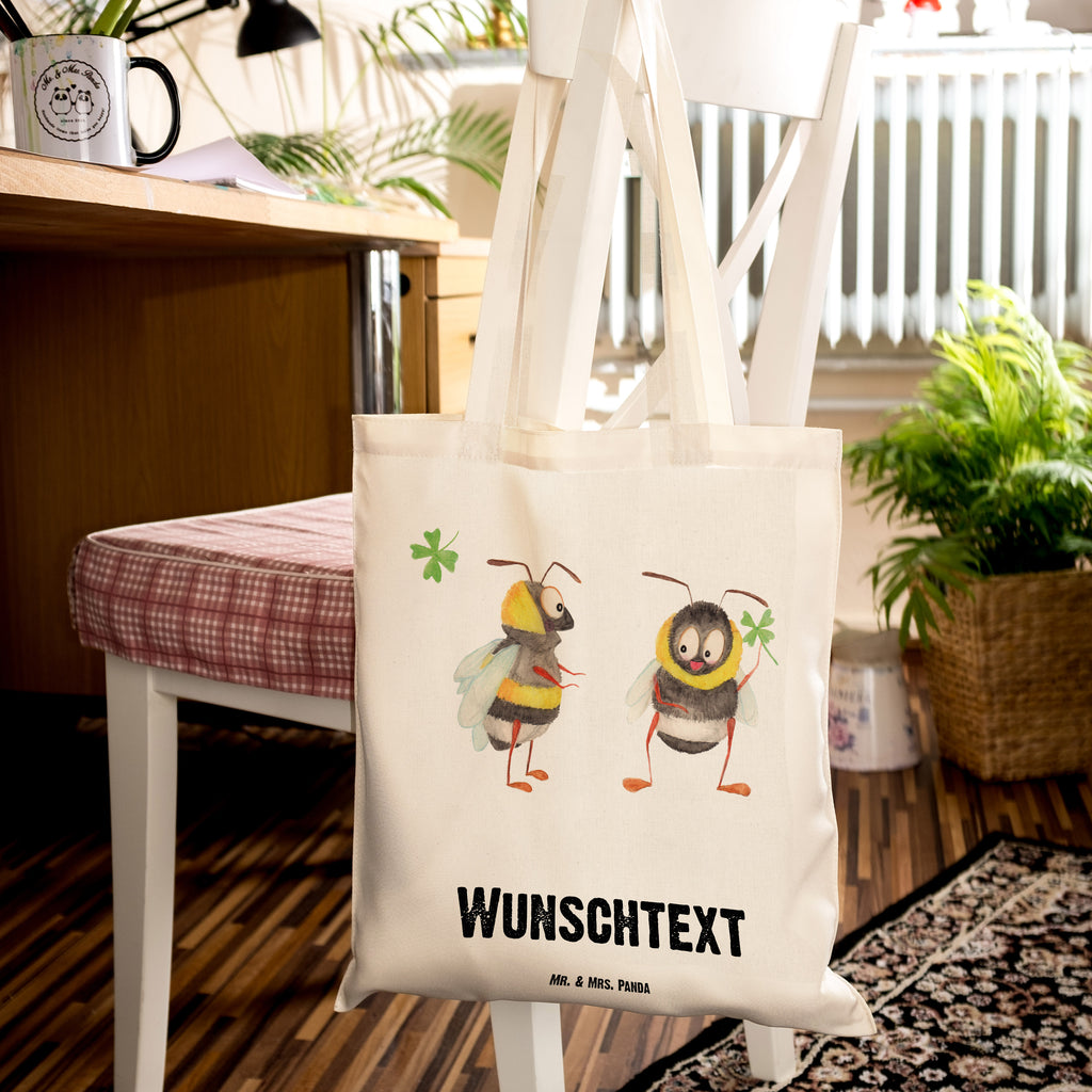 Personalisierte Tragetasche Hummeln mit Kleeblatt Personalisierte Beuteltasche, Personalisierter Beutel, Personalisierte Einkaufstasche, Personalisierter Jutebeutel, Personalisierter Stoffbeutel, Tragetasche mit Namen, Einkaufstasche mit Namen, Stoffbeutel mit Namen, Personalisierte Tasche, Personalisierte Jutetasche, Personalisierte Kindergartentasche, Tiermotive, Gute Laune, lustige Sprüche, Tiere, Hummel, Biene, Spruch positiv, Biene Deko, Spruch schön, glücklich sein, glücklich werden, Spruch fröhlich
