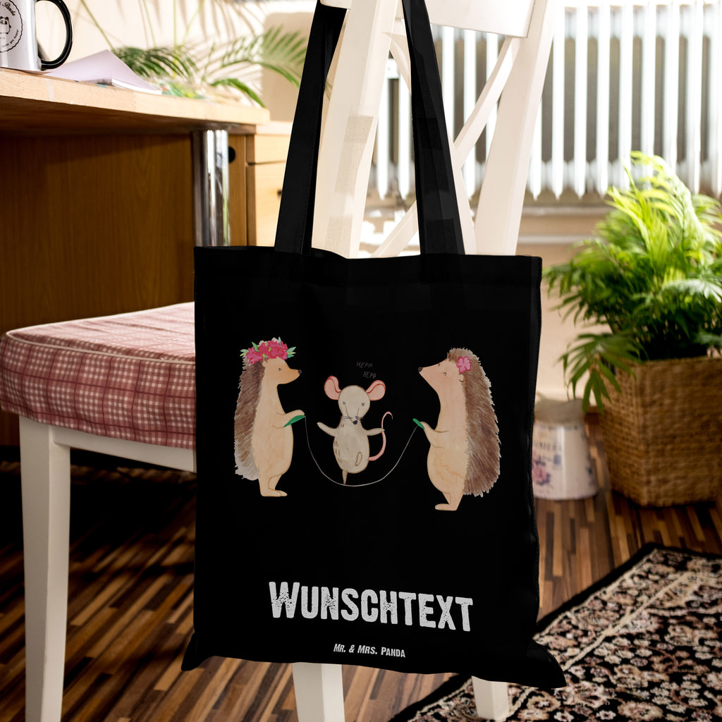 Personalisierte Tragetasche Igel Seilhüpfen Personalisierte Beuteltasche, Personalisierter Beutel, Personalisierte Einkaufstasche, Personalisierter Jutebeutel, Personalisierter Stoffbeutel, Tragetasche mit Namen, Einkaufstasche mit Namen, Stoffbeutel mit Namen, Personalisierte Tasche, Personalisierte Jutetasche, Personalisierte Kindergartentasche, Tiermotive, Gute Laune, lustige Sprüche, Tiere, Igel, Maus, Seilspringen, Seilhüpfen, Kinder, Kindergarten