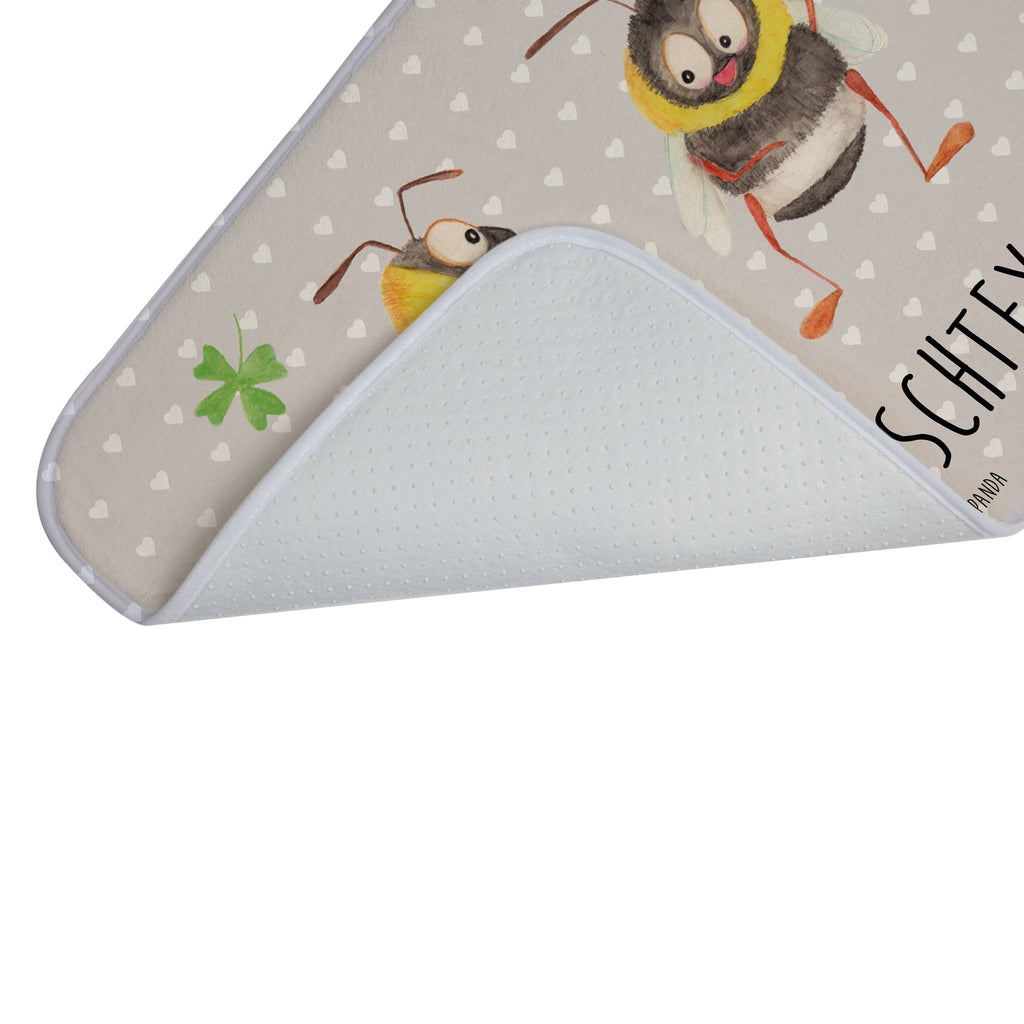 Personalisierter Badvorleger Bienen Paar Personalisierte Badematte, Personalisierter Badteppich, Personalisierter Duschvorleger, Personalisierter Badezimmerteppich, Personalisierter Badezimmermatte, Personalisierter Badvorleger, Personalisierter Duschmatte, Personalisierter Duschteppich, Badematte mit Namen, Badteppich mit Namen, Duschvorleger mit Namen, Badezimmerteppich mit Namen, Badezimmermatte mit Namen, Badvorleger mit Namen, Duschmatte mit Namen, Duschteppich mit Namen, Wunschtext, Badvorleger selbst bedrucken, Wunschname, Personalisieren, Liebe, Partner, Freund, Freundin, Ehemann, Ehefrau, Heiraten, Verlobung, Heiratsantrag, Liebesgeschenk, Jahrestag, Hocheitstag, Valentinstag, Geschenk für Frauen, Hochzeitstag, Mitbringsel, Geschenk für Freundin, Geschenk für Partner, Liebesbeweis, für Männer, für Ehemann, Schildkröten, verliebte Schildkröten