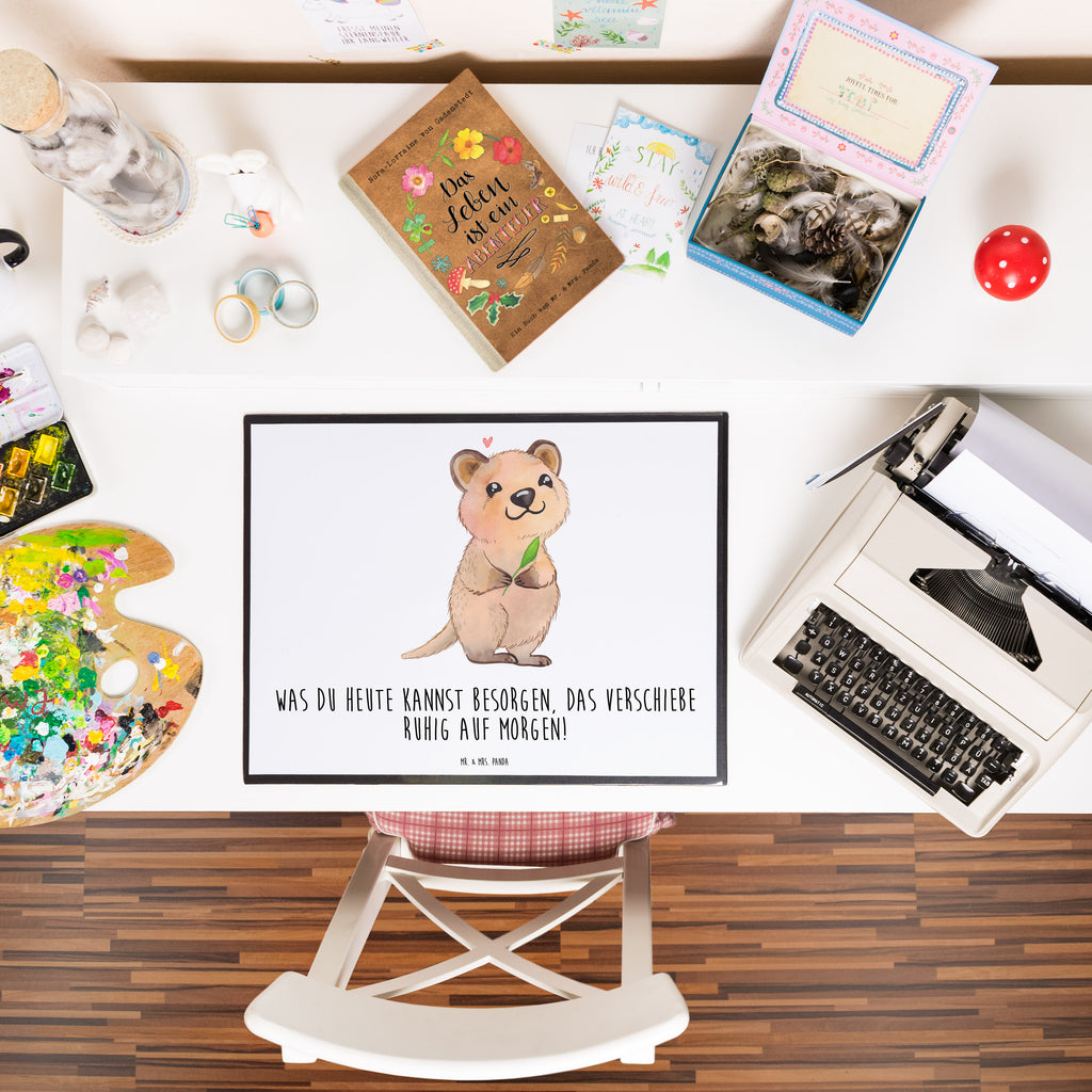 Schreibtischunterlage Quokka Happy Schreibunterlage, Schreibtischauflage, Bürobedarf, Büroartikel, Schreibwaren, Schreibtisch Unterlagen, Schreibtischunterlage Groß, Tiermotive, Gute Laune, lustige Sprüche, Tiere, Quokka, Verschieben, Aufschieberitis, Lustiger Spruch, Niedliches Tier, Dinge erledigen