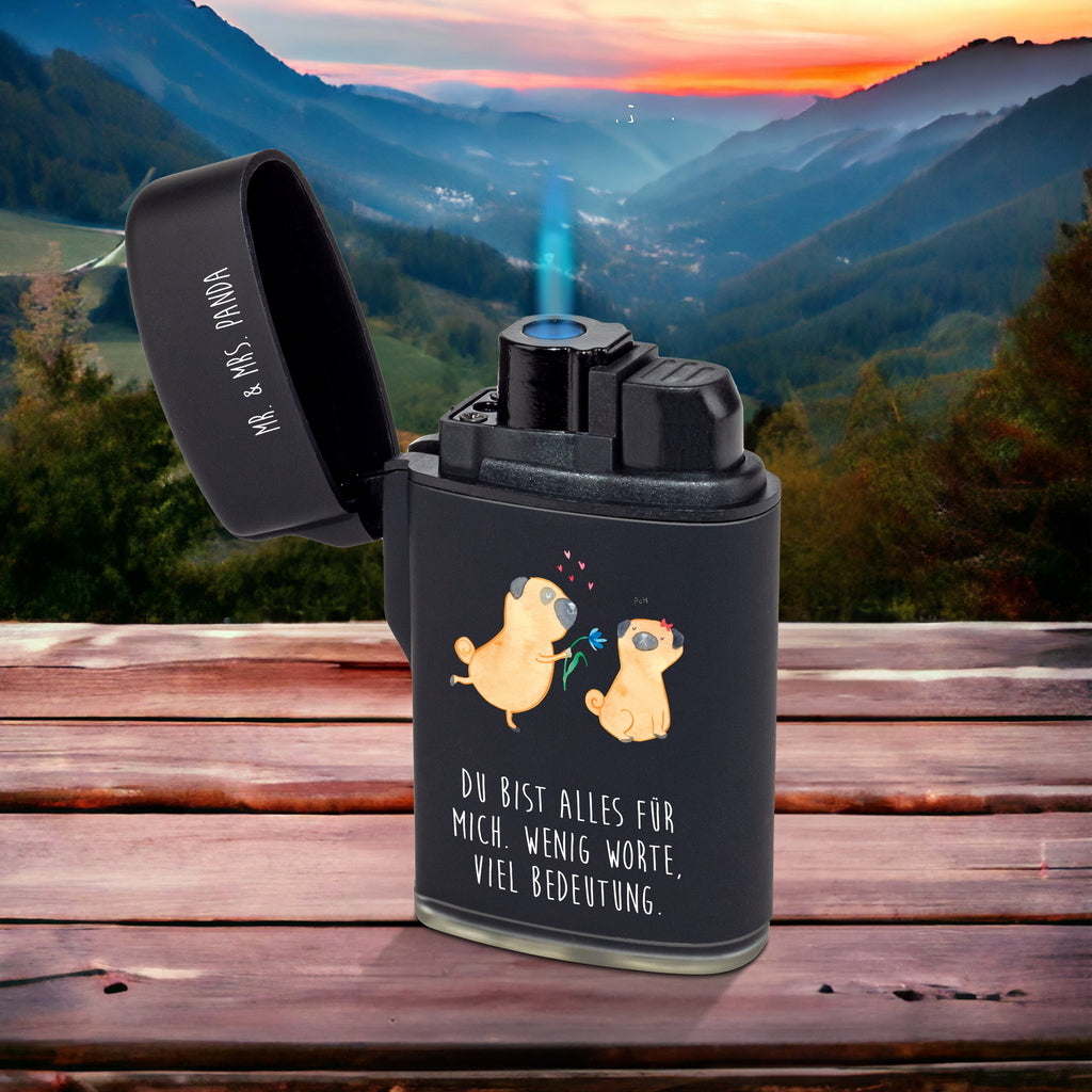 Feuerzeug Mops verliebt Hund, Hundemotiv, Haustier, Hunderasse, Tierliebhaber, Hundebesitzer, Sprüche, Mops, Möpse, Hundeliebe, verliebt, Liebe, Liebesspruch. Verlobt, Geschenk Freund, Partner