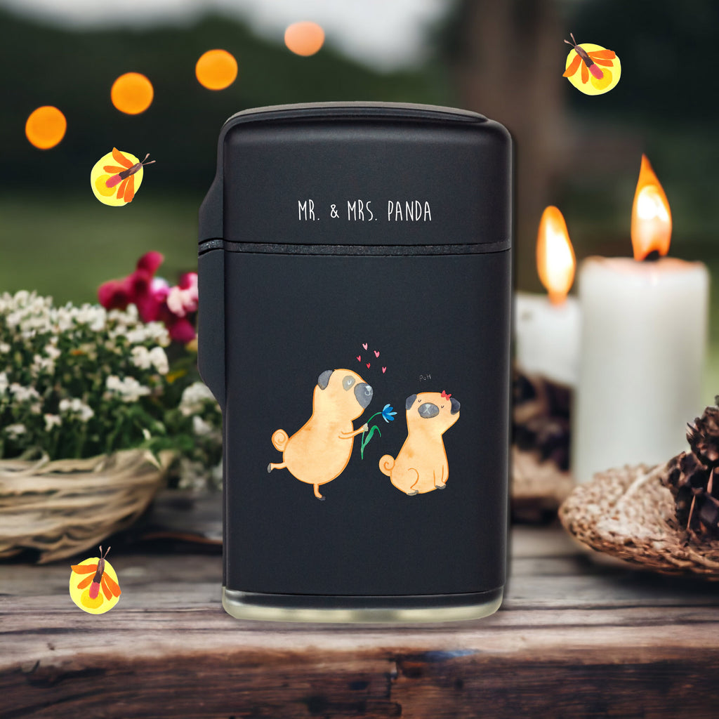 Feuerzeug Mops verliebt Hund, Hundemotiv, Haustier, Hunderasse, Tierliebhaber, Hundebesitzer, Sprüche, Mops, Möpse, Hundeliebe, verliebt, Liebe, Liebesspruch. Verlobt, Geschenk Freund, Partner