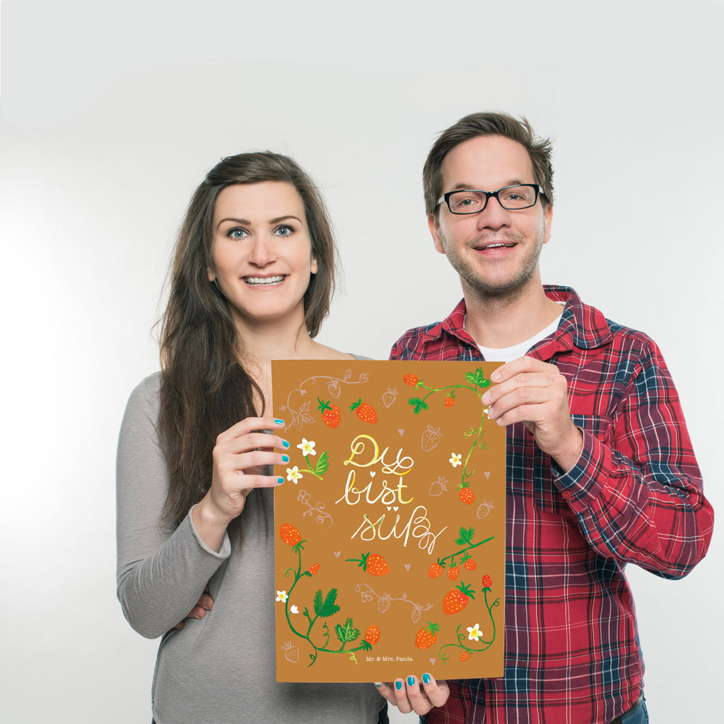Poster Erdbeeren Du bist süß Poster, Wandposter, Bild, Wanddeko, Küchenposter, Kinderposter, Wanddeko Bild, Raumdekoration, Wanddekoration, Handgemaltes Poster, Mr. & Mrs. Panda Poster, Designposter, Kunstdruck, Posterdruck, Blumen Deko, Frühlings Deko, Sommer Deko, Dekoration, positive Botschaft, Naturliebhaber, Outdoor, Natur, Abenteuer, Erdbeere, süß, Du bist süß, Liebe Spruch, Liebe Zitat, Kompliment, Geschenk Freundin, Jahrestag, Geschenk Partner, Deko