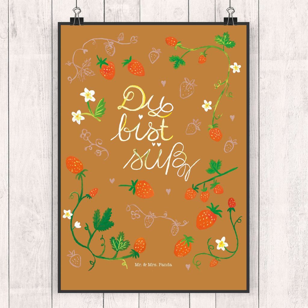 Poster Erdbeeren Du bist süß Poster, Wandposter, Bild, Wanddeko, Küchenposter, Kinderposter, Wanddeko Bild, Raumdekoration, Wanddekoration, Handgemaltes Poster, Mr. & Mrs. Panda Poster, Designposter, Kunstdruck, Posterdruck, Blumen Deko, Frühlings Deko, Sommer Deko, Dekoration, positive Botschaft, Naturliebhaber, Outdoor, Natur, Abenteuer, Erdbeere, süß, Du bist süß, Liebe Spruch, Liebe Zitat, Kompliment, Geschenk Freundin, Jahrestag, Geschenk Partner, Deko