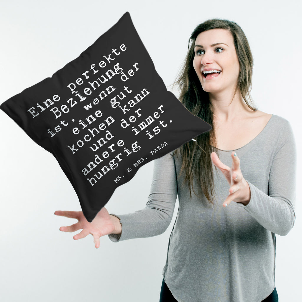 40x40 Kissen Fun Talk Eine perfekte Beziehung ist, wenn der eine gut kochen kann und der andere immer hungrig ist. Kissenhülle, Kopfkissen, Sofakissen, Dekokissen, Motivkissen, Spruch, Sprüche, lustig, Weisheiten, Zitate, Glizer Spruch Sprüche Weisheiten Zitate Lustig Weisheit Worte