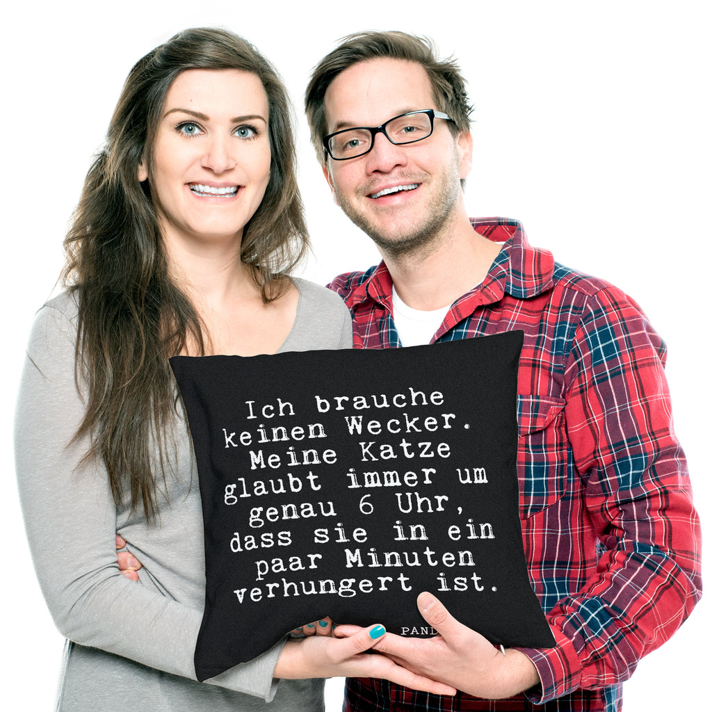 40x40 Kissen Fun Talk Ich brauche keinen Wecker. Meine Katze glaubt immer um genau 6 Uhr, dass sie in ein paar Minuten verhungert ist. Kissenhülle, Kopfkissen, Sofakissen, Dekokissen, Motivkissen, Spruch, Sprüche, lustig, Weisheiten, Zitate, Glizer Spruch Sprüche Weisheiten Zitate Lustig Weisheit Worte