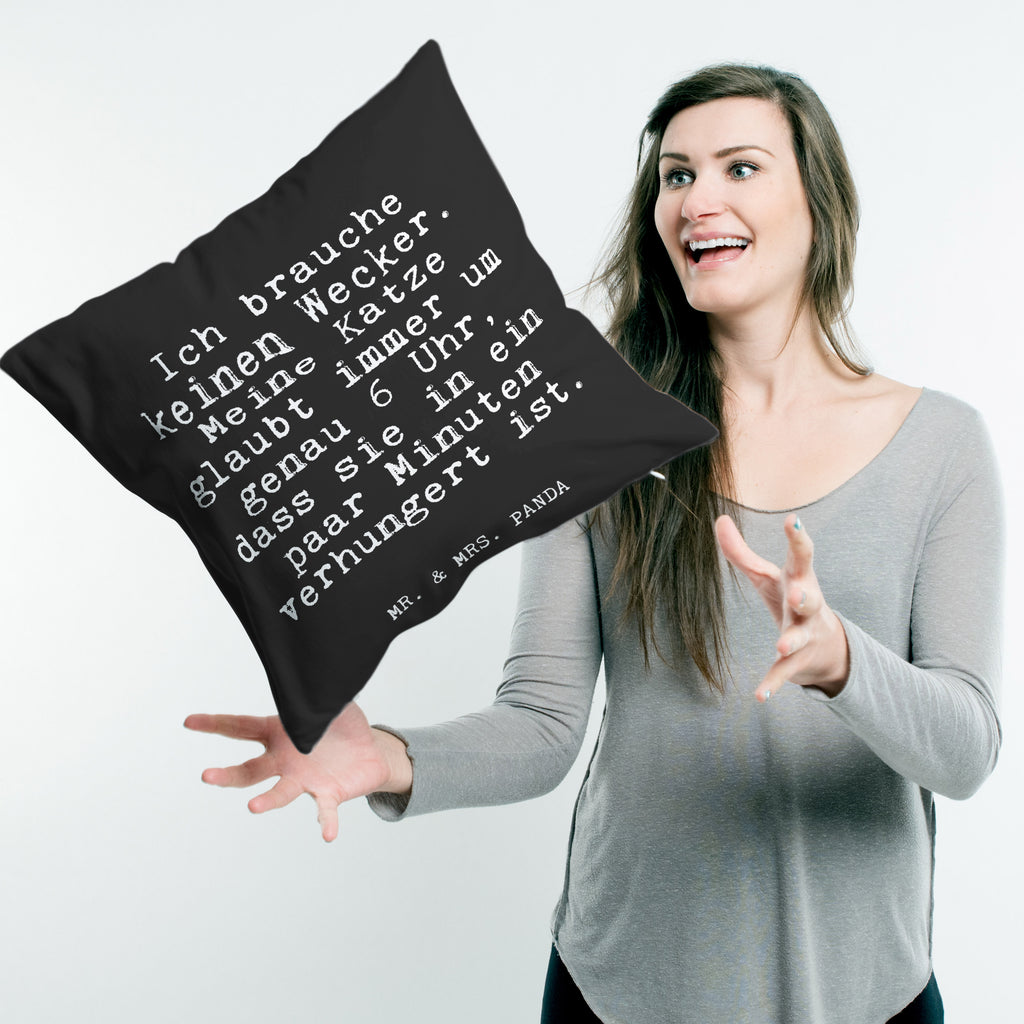 40x40 Kissen Fun Talk Ich brauche keinen Wecker. Meine Katze glaubt immer um genau 6 Uhr, dass sie in ein paar Minuten verhungert ist. Kissenhülle, Kopfkissen, Sofakissen, Dekokissen, Motivkissen, Spruch, Sprüche, lustig, Weisheiten, Zitate, Glizer Spruch Sprüche Weisheiten Zitate Lustig Weisheit Worte