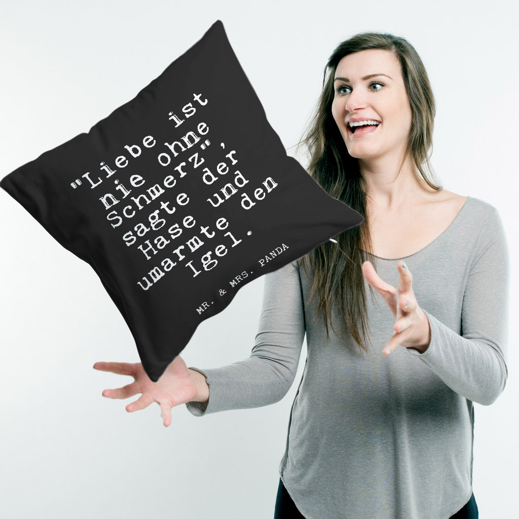 40x40 Kissen Fun Talk "Liebe ist nie ohne Schmerz", sagte der Hase und umarmte den Igel. Kissenhülle, Kopfkissen, Sofakissen, Dekokissen, Motivkissen, Spruch, Sprüche, lustig, Weisheiten, Zitate, Glizer Spruch Sprüche Weisheiten Zitate Lustig Weisheit Worte