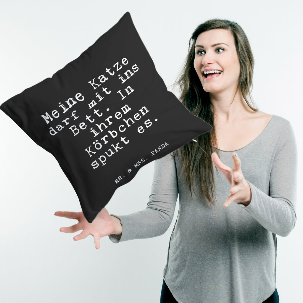 40x40 Kissen Fun Talk Meine Katze darf mit ins Bett. In ihrem Körbchen spukt es. Kissenhülle, Kopfkissen, Sofakissen, Dekokissen, Motivkissen, Spruch, Sprüche, lustig, Weisheiten, Zitate, Glizer Spruch Sprüche Weisheiten Zitate Lustig Weisheit Worte