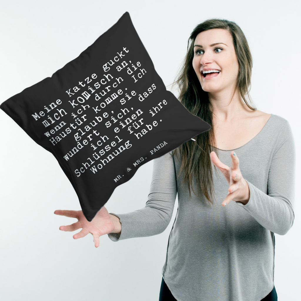 40x40 Kissen Fun Talk Meine Katze guckt mich komisch an, wenn ich durch die Haustür komme. Ich glaube, sie wundert sich, dass ich einen Schlüssel für ihre Wohnung habe. Kissenhülle, Kopfkissen, Sofakissen, Dekokissen, Motivkissen, Spruch, Sprüche, lustig, Weisheiten, Zitate, Glizer Spruch Sprüche Weisheiten Zitate Lustig Weisheit Worte