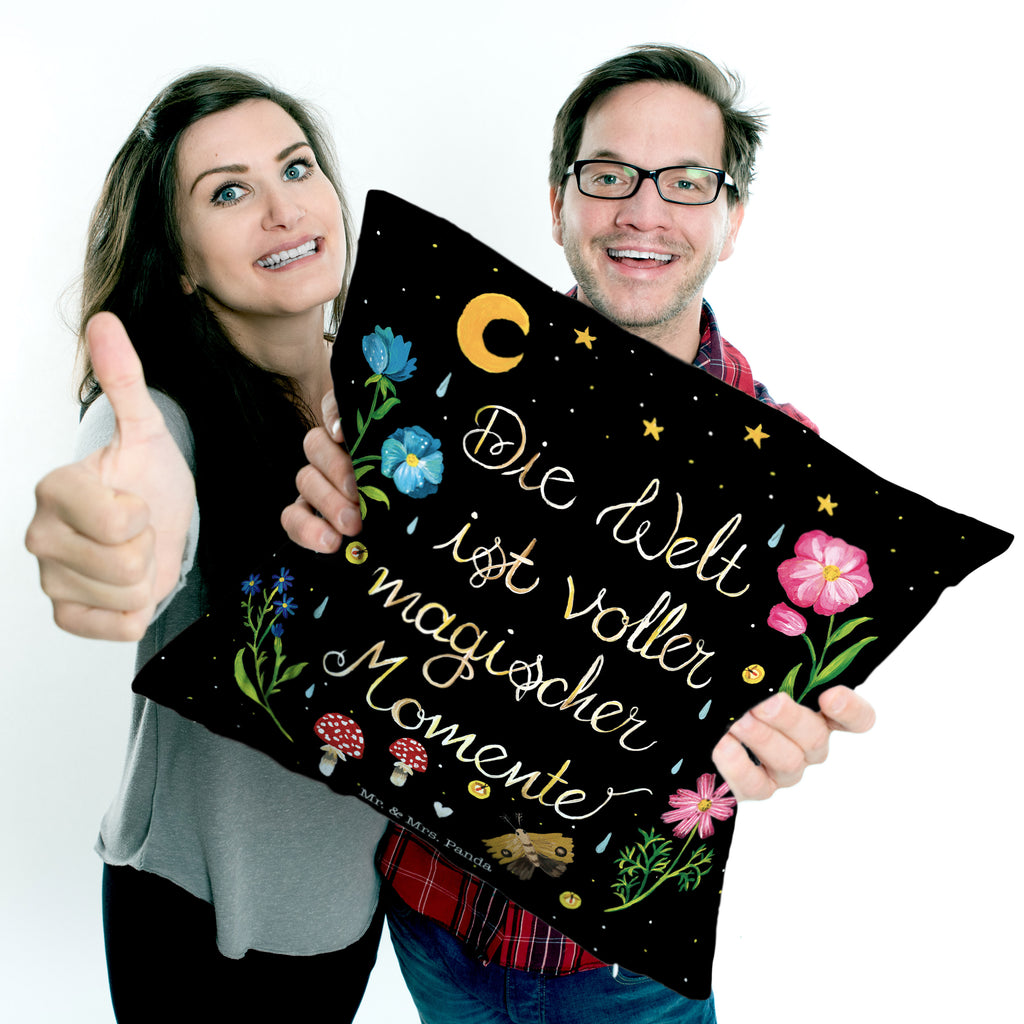 40x40 Kissen Magische Welt Kissenhülle, Kopfkissen, Sofakissen, Dekokissen, Motivkissen, Blumen Deko, Frühlings Deko, Sommer Deko, Dekoration, positive Botschaft, Naturliebhaber, Outdoor, Natur, Abenteuer, Magische Momente, Spruch schön, Spruch positiv, Motivation, schwarz, magisch, Blumen, Nacht, Weisheit