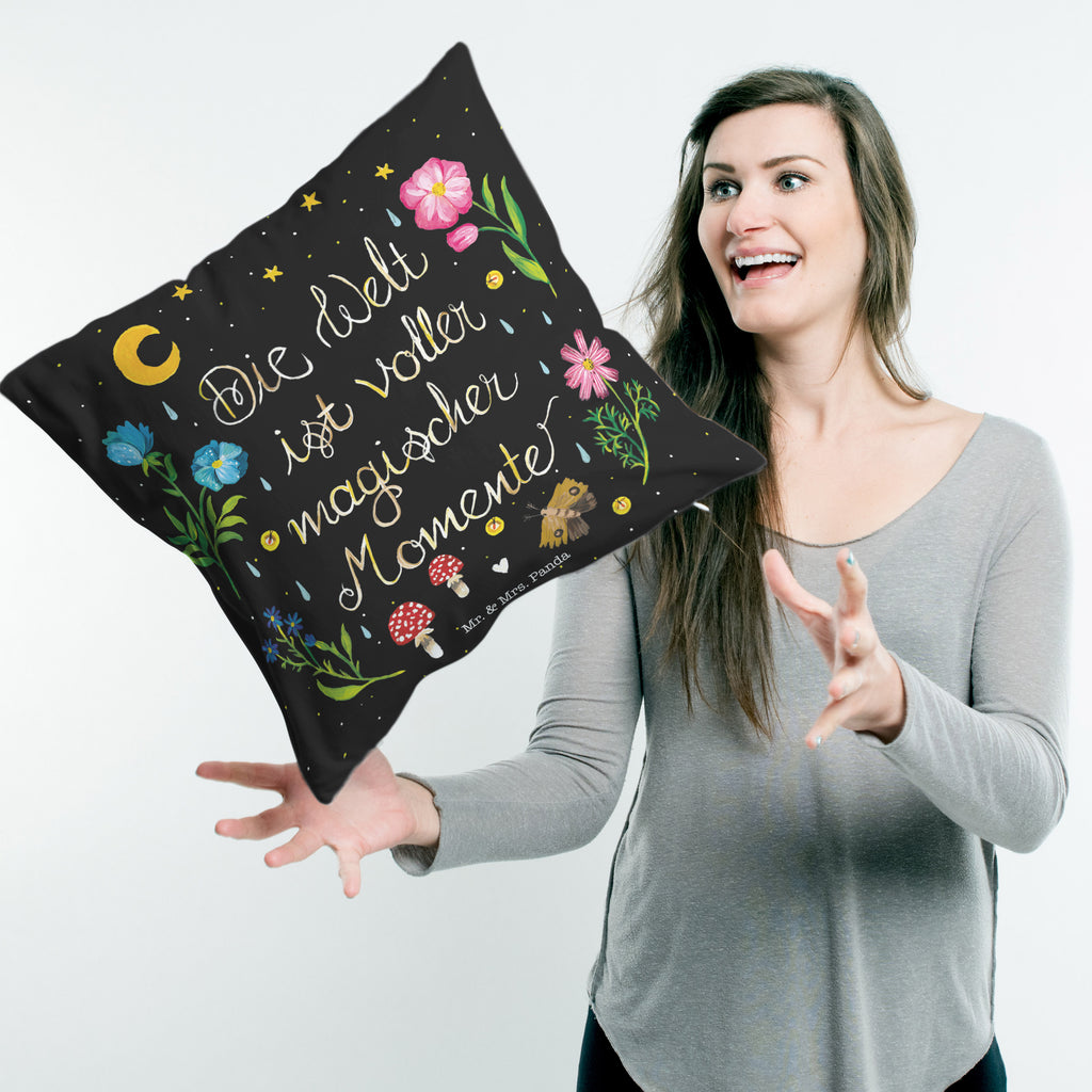 40x40 Kissen Magische Welt Kissenhülle, Kopfkissen, Sofakissen, Dekokissen, Motivkissen, Blumen Deko, Frühlings Deko, Sommer Deko, Dekoration, positive Botschaft, Naturliebhaber, Outdoor, Natur, Abenteuer, Magische Momente, Spruch schön, Spruch positiv, Motivation, schwarz, magisch, Blumen, Nacht, Weisheit