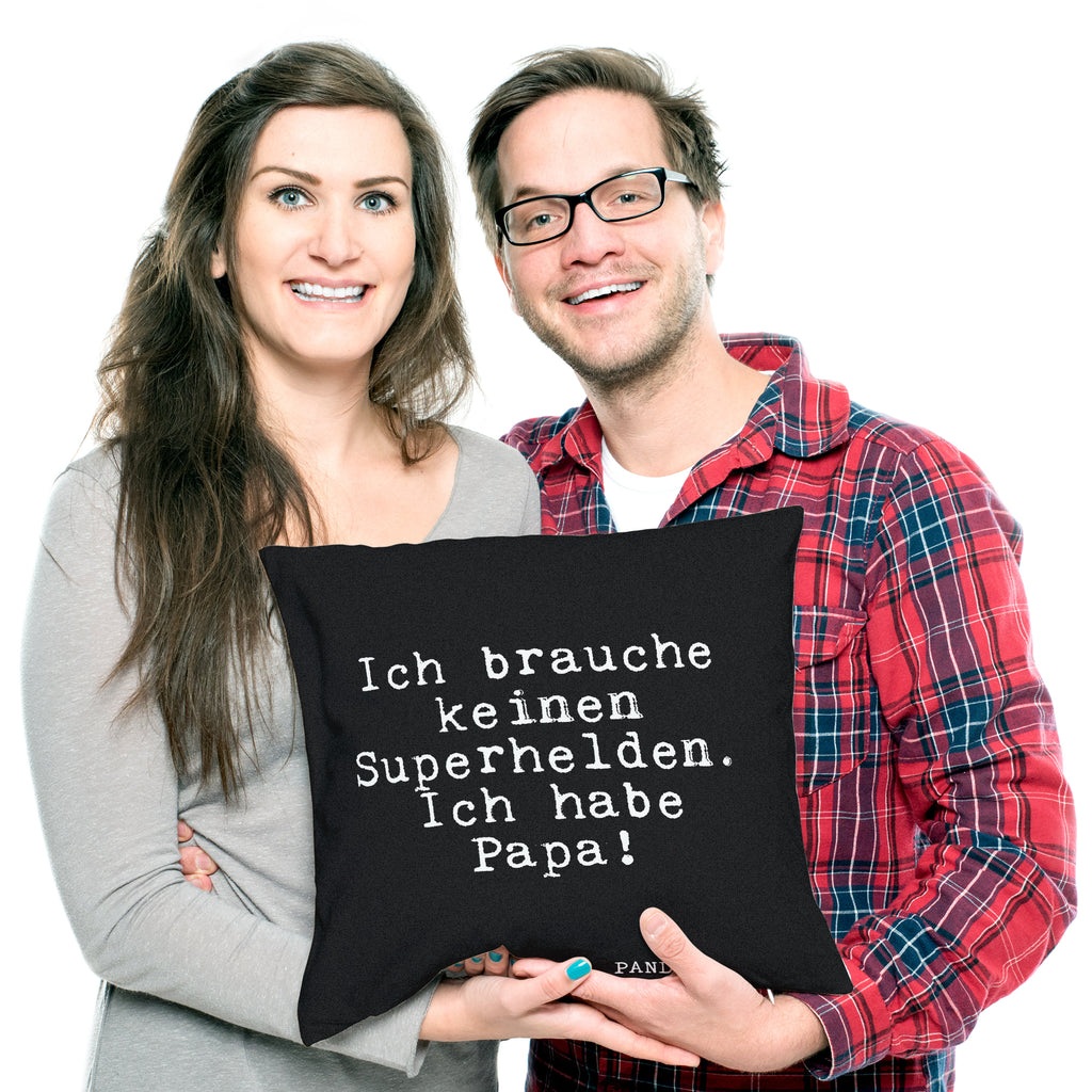 40x40 Kissen Fun Talk Ich brauche keinen Superhelden. Ich habe Papa! Kissenhülle, Kopfkissen, Sofakissen, Dekokissen, Motivkissen, Spruch, Sprüche, lustig, Weisheiten, Zitate, Glizer Spruch Sprüche Weisheiten Zitate Lustig Weisheit Worte