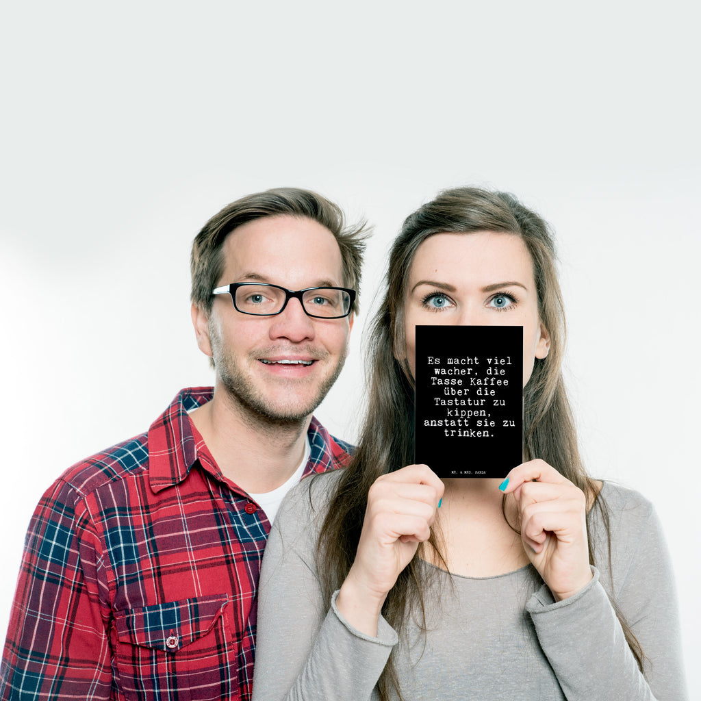 Postkarte Fun Talk Es macht viel wacher, die Tasse Kaffee über die Tastatur zu kippen, anstatt sie zu trinken. Geschenkkarte, Grußkarte, Karte, Einladung, Ansichtskarte, Geburtstagskarte, Einladungskarte, Dankeskarte, Spruch, Sprüche, lustig, Weisheiten, Zitate, Glizer Spruch Sprüche Weisheiten Zitate Lustig Weisheit Worte