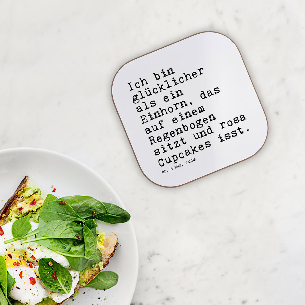 Quadratische Untersetzer Sprüche und Zitate Ich bin glücklicher als ein Einhorn, das auf einem Regenbogen sitzt und rosa Cupcakes isst. Bierdeckel, Glasuntersetzer, Untersetzer Gläser, Getränkeuntersetzer, Spruch, Sprüche, lustig, Weisheiten, Zitate, Spruch Sprüche Weisheiten Zitate Lustig Weisheit Worte