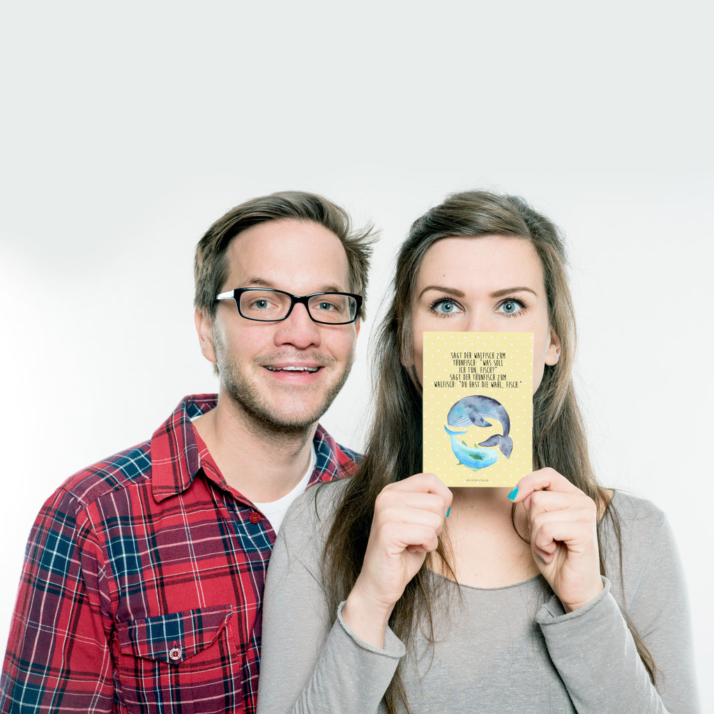 Postkarte Walfisch & Thunfisch Geschenkkarte, Grußkarte, Karte, Einladung, Ansichtskarte, Geburtstagskarte, Einladungskarte, Dankeskarte, Tiermotive, Gute Laune, lustige Sprüche, Tiere, Wal, Wahl, Tunfisch, Wortwitz lustig, Spruch lustig, Flachwitz, Witz, Spruch des Tages, Flachwitz Geschenk
