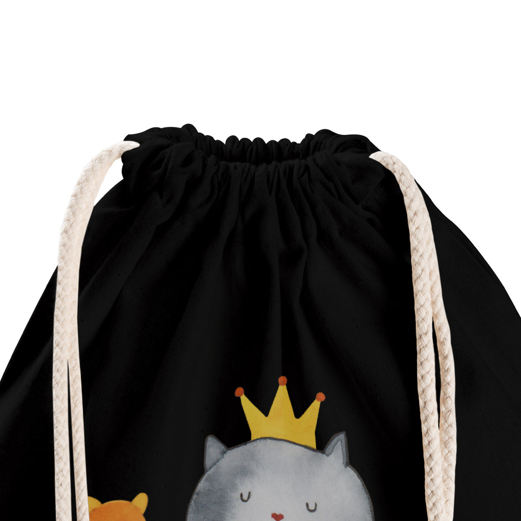 Sportbeutel Katzen Koenig Turnbeutel, Beutel, Sporttasche, Tasche, Stoffbeutel, Katze, Katzenmotiv, Katzenfan, Katzendeko, Katzenfreund, Katzenliebhaber, Katzenprodukte, Katzenartikel, Katzenaccessoires, Katzensouvenirs, Katzenliebhaberprodukte, Katzenmotive, Katzen, Kater, Mietze, Cat, Cats, Katzenhalter, Katzenbesitzerin, Haustier, König, Königin, Queen, Familie, Mietzhaus, Wohnung, erste eigenen Wohnung, Umzug, Einzug