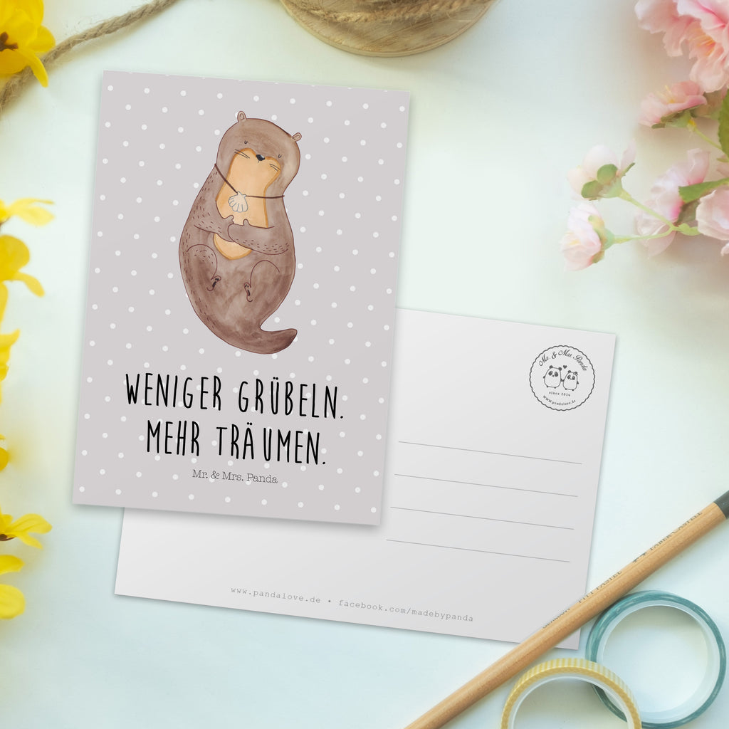 Postkarte Otter mit Muschelmedaillon Geschenkkarte, Grußkarte, Karte, Einladung, Ansichtskarte, Geburtstagskarte, Einladungskarte, Dankeskarte, Otter, Fischotter, Seeotter, Otterliebe, grübeln, träumen, Motivation, Tagträumen, Büro