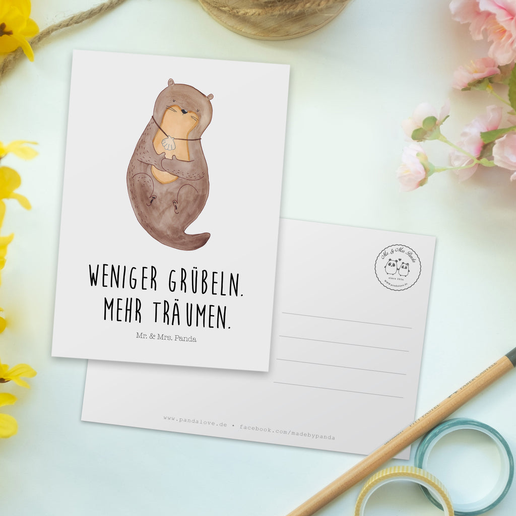Postkarte Otter mit Muschelmedaillon Geschenkkarte, Grußkarte, Karte, Einladung, Ansichtskarte, Geburtstagskarte, Einladungskarte, Dankeskarte, Otter, Fischotter, Seeotter, Otterliebe, grübeln, träumen, Motivation, Tagträumen, Büro