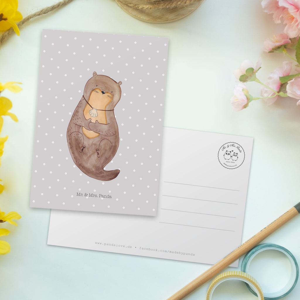 Postkarte Otter mit Muschelmedaillon Geschenkkarte, Grußkarte, Karte, Einladung, Ansichtskarte, Geburtstagskarte, Einladungskarte, Dankeskarte, Otter, Fischotter, Seeotter, Otterliebe, grübeln, träumen, Motivation, Tagträumen, Büro