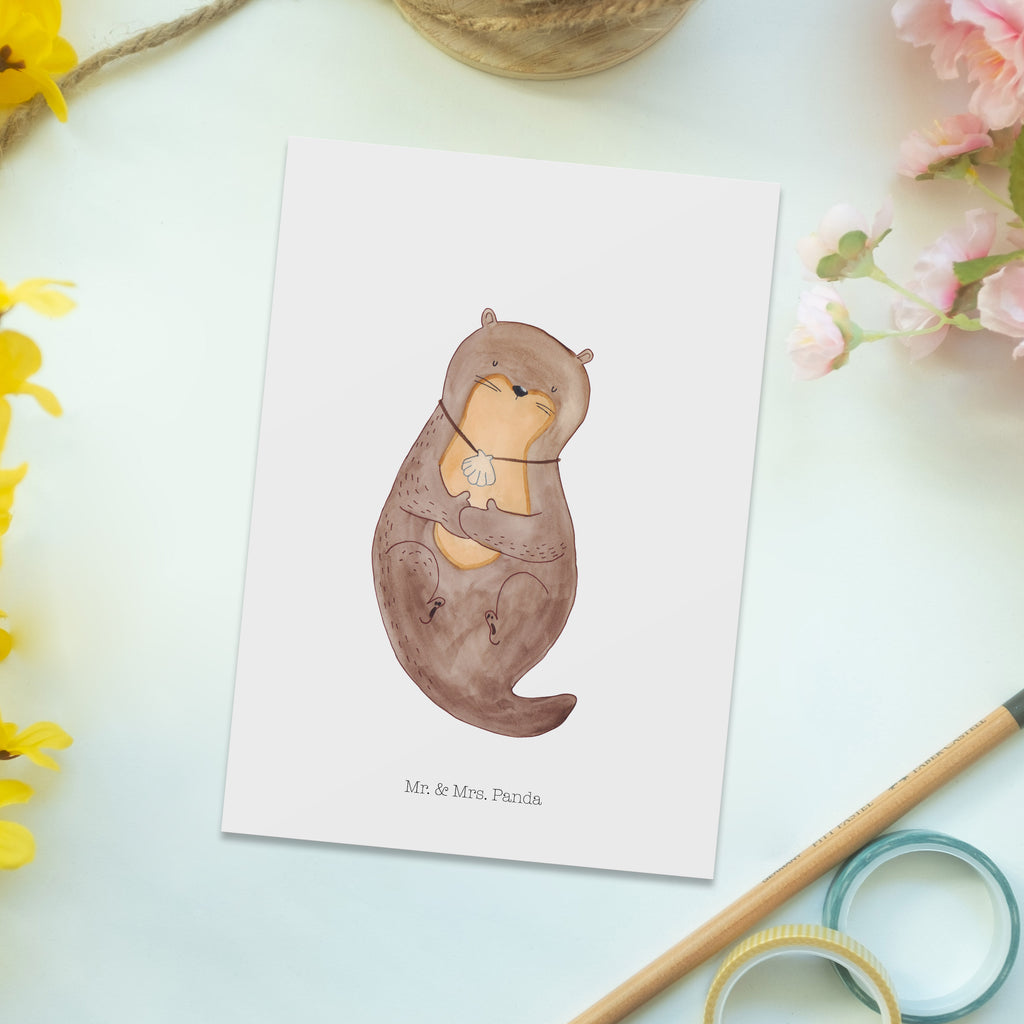 Postkarte Otter mit Muschelmedaillon Geschenkkarte, Grußkarte, Karte, Einladung, Ansichtskarte, Geburtstagskarte, Einladungskarte, Dankeskarte, Otter, Fischotter, Seeotter, Otterliebe, grübeln, träumen, Motivation, Tagträumen, Büro