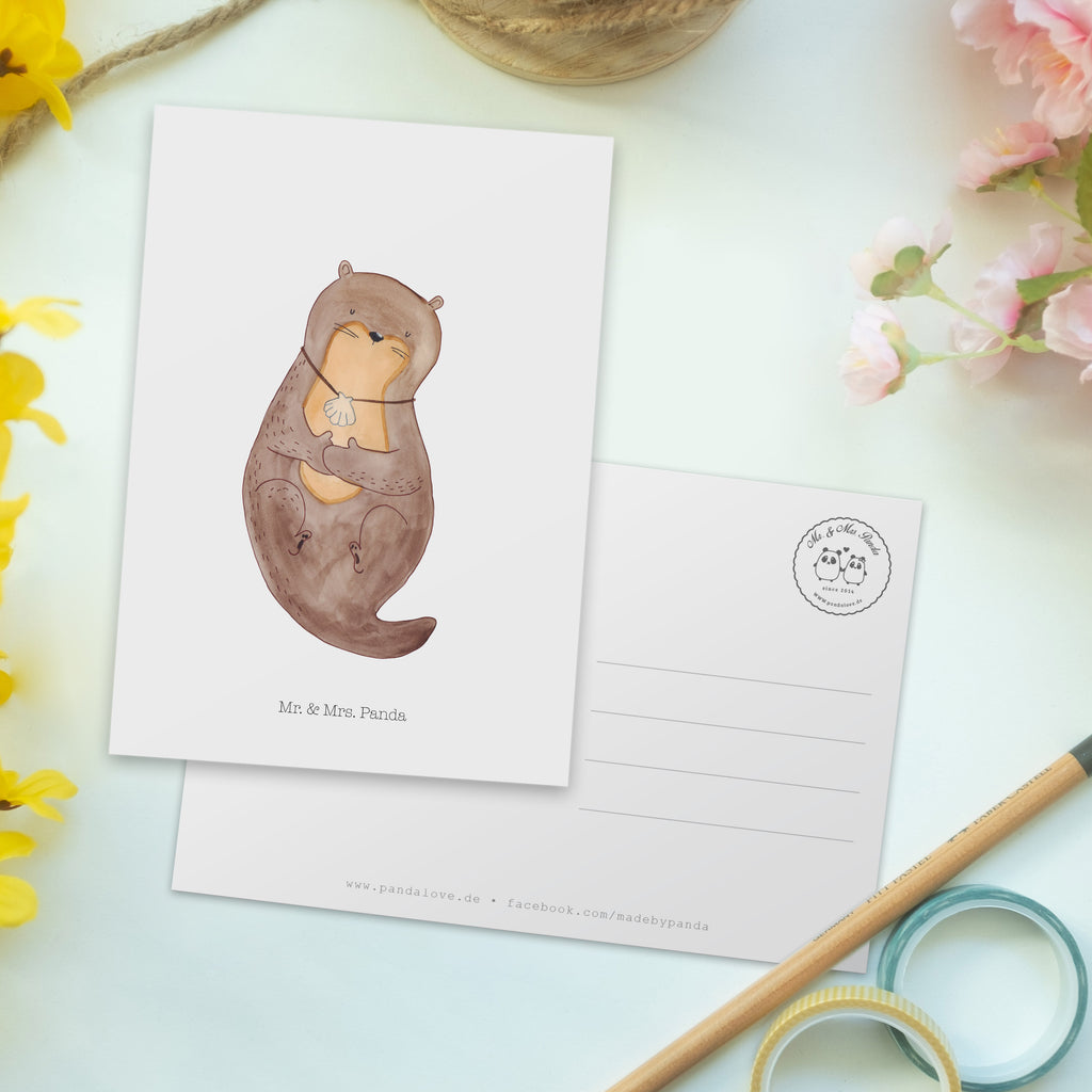 Postkarte Otter mit Muschelmedaillon Geschenkkarte, Grußkarte, Karte, Einladung, Ansichtskarte, Geburtstagskarte, Einladungskarte, Dankeskarte, Otter, Fischotter, Seeotter, Otterliebe, grübeln, träumen, Motivation, Tagträumen, Büro