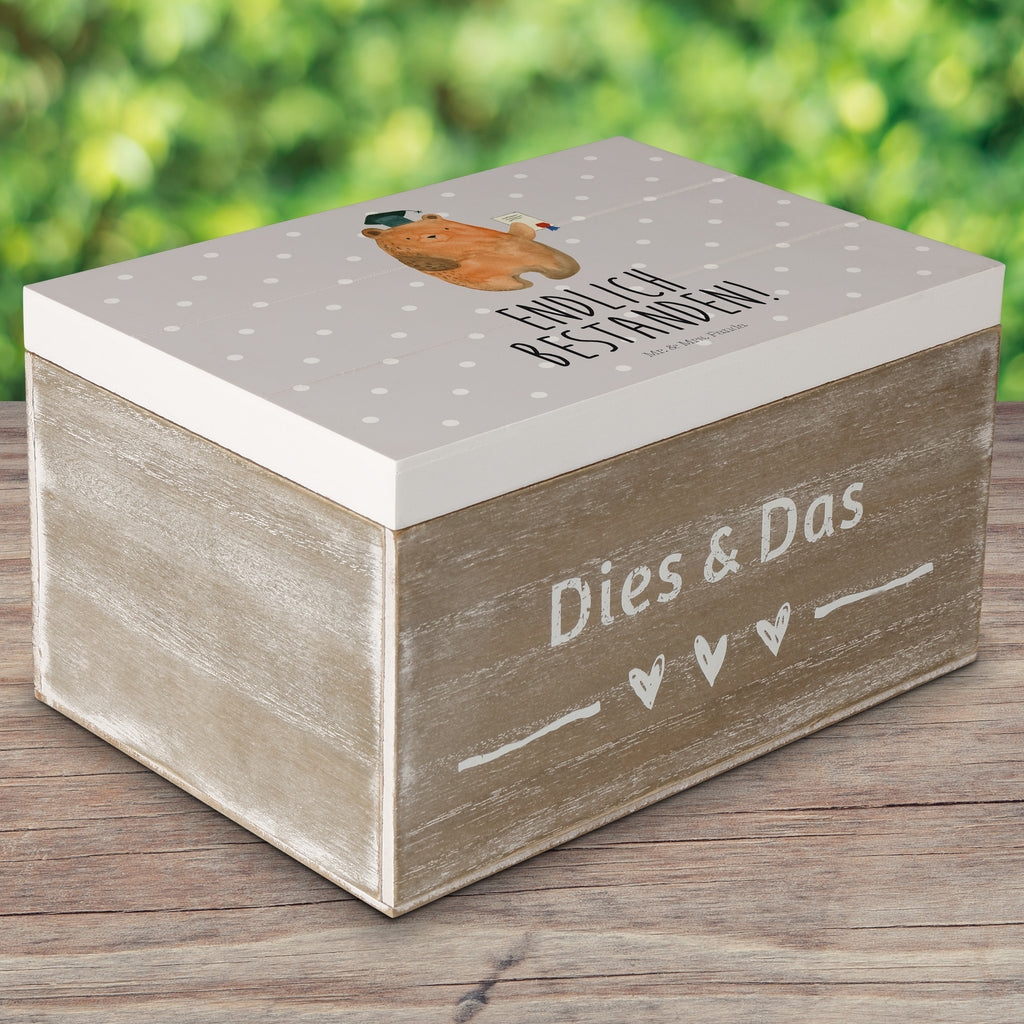 Holzkiste Prüfungsbär Holzkiste, Kiste, Schatzkiste, Truhe, Schatulle, XXL, Erinnerungsbox, Erinnerungskiste, Dekokiste, Aufbewahrungsbox, Bär, Teddy, Teddybär, Abitur, Prüfungen, Prüfung bestanden, Abschluss, Zeugnis, Abschlusszeugnis
