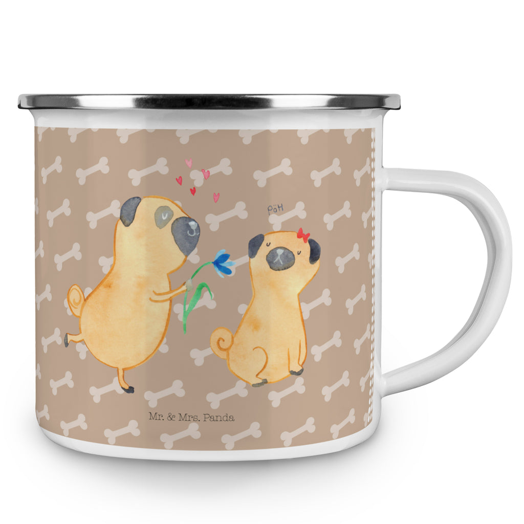 Camping Emaille Tasse Mops verliebt  	Mops, Möpse, Hund, Hundeliebe, verliebt, Liebe, Liebesspruch. Verlobt, Geschenk Freund, Partner Campingtasse, Trinkbecher, Metalltasse, Outdoor Tasse, Emaille Trinkbecher, Blechtasse Outdoor, Emaille Campingbecher, Edelstahl Trinkbecher, Metalltasse für Camping, Kaffee Blechtasse, Camping Tasse Metall  Hund, Hundemotiv, Haustier, Hunderasse, Tierliebhaber, Hundebesitzer, Sprüche