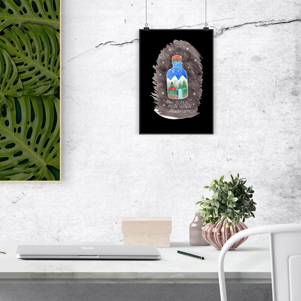 Poster Flasche Abenteuer  Poster, Wandposter, Bild, Wanddeko, Küchenposter, Kinderposter, Wanddeko Bild, Raumdekoration, Wanddekoration, Handgemaltes Poster, Mr. & Mrs. Panda Poster, Designposter, Kunstdruck, Posterdruck  Blumen Deko, Frühlings Deko, Sommer Deko, Dekoration, positive Botschaft, Naturliebhaber, Outdoor, Natur, Abenteuer