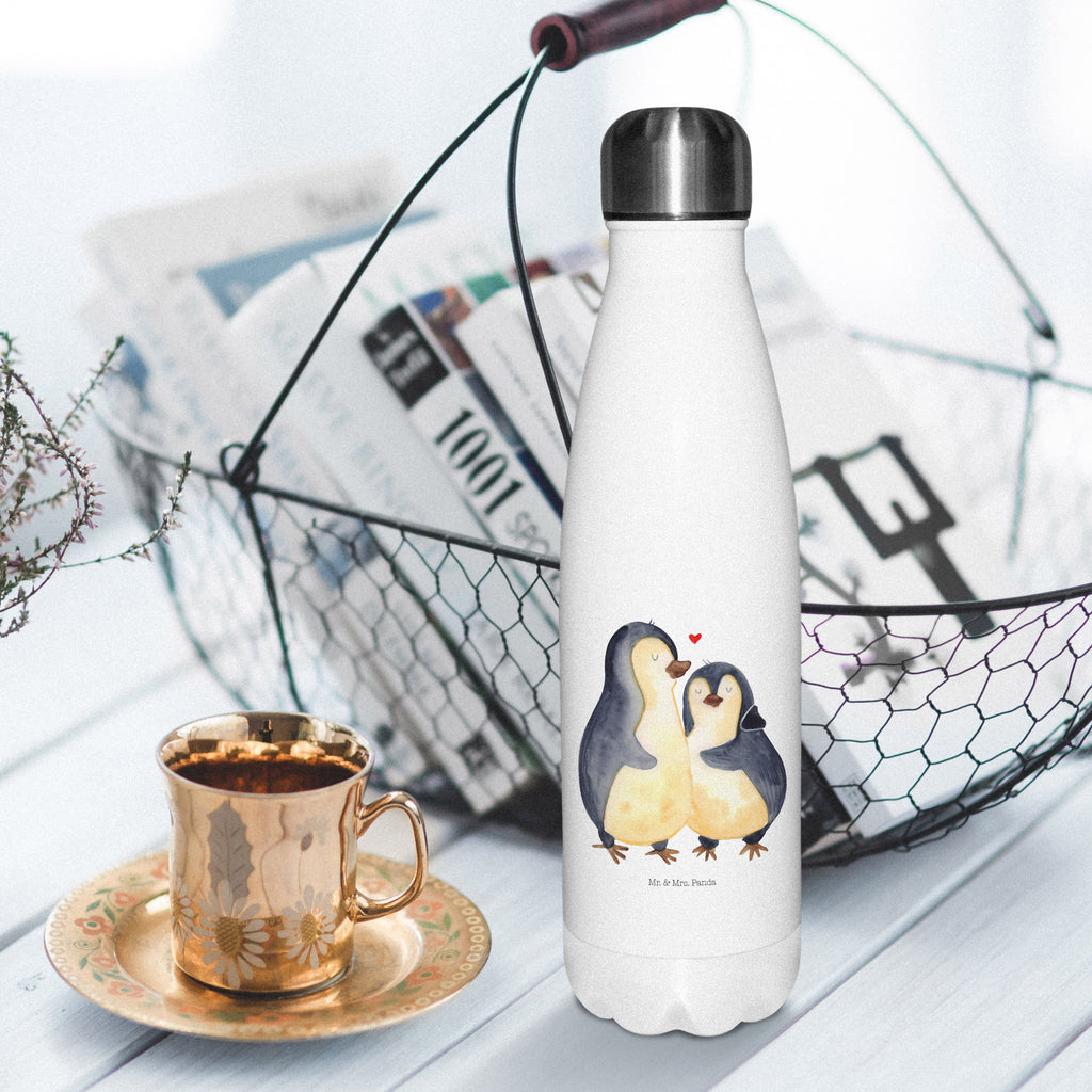 Thermosflasche Pinguin umarmend Pinguin, Liebe, Liebespaar, Liebesbeweis, Liebesgeschenk, Verlobung, Jahrestag, Hochzeitstag, Hochzeit, Hochzeitsgeschenk Isolierflasche, Thermoflasche, Trinkflasche, Thermos, Edelstahl  Pinguin