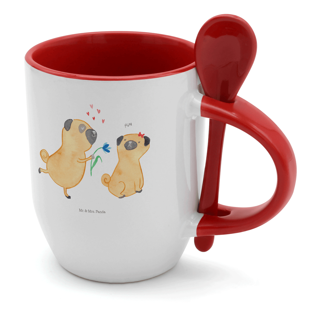 Tasse mit Löffel Mops verliebt Tasse, Kaffeetasse, Tassen, Tasse mit Spruch, Kaffeebecher, Tasse mit Löffel, Hund, Hundemotiv, Haustier, Hunderasse, Tierliebhaber, Hundebesitzer, Sprüche, Mops, Möpse, Hundeliebe, verliebt, Liebe, Liebesspruch. Verlobt, Geschenk Freund, Partner