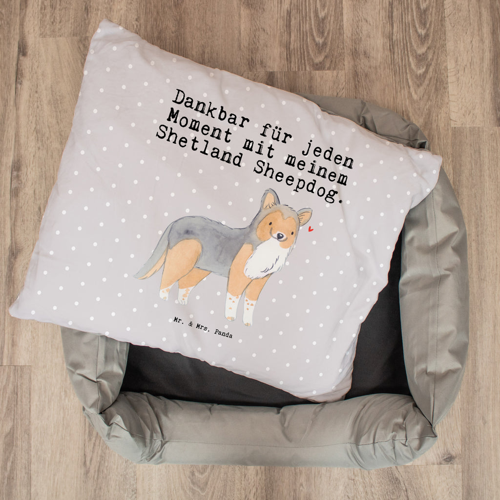 Hundebett Shetland Sheepdog Moment Hundebett, Hundeliege, Liegeplatz, Hund, Hundekörbchen, Körbchen, Tierbett, Hundebett Luxus, Hundekissen, Hundesofa, Hundeschlafplatz, Hundebettchen, Hundemöbel, Hundedecke, Hunderasse, Rassehund, Hundebesitzer, Geschenk, Tierfreund, Schenken, Welpe, Shetland Sheepdog, Sheltie