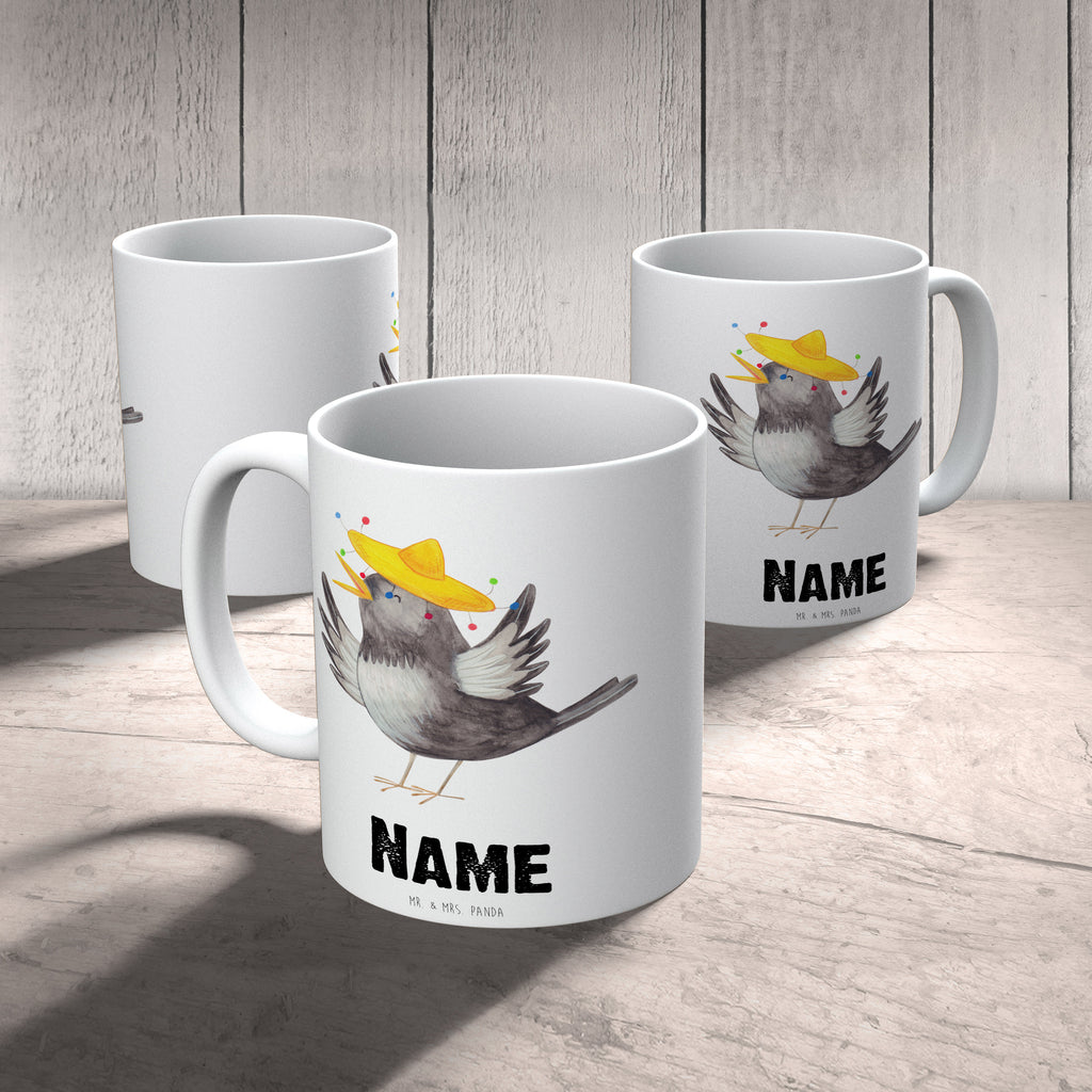 Personalisierte Tasse Rabe mit Sombrero Personalisierte Tasse, Namenstasse, Wunschname, Personalisiert, Tasse, Namen, Drucken, Tasse mit Namen, Tiermotive, Gute Laune, lustige Sprüche, Tiere, Rabe, Vogel, Vögel, Spruch positiv, fröhlich sein, glücklich sein, Glück Spruch, froh, Elster, Motivation