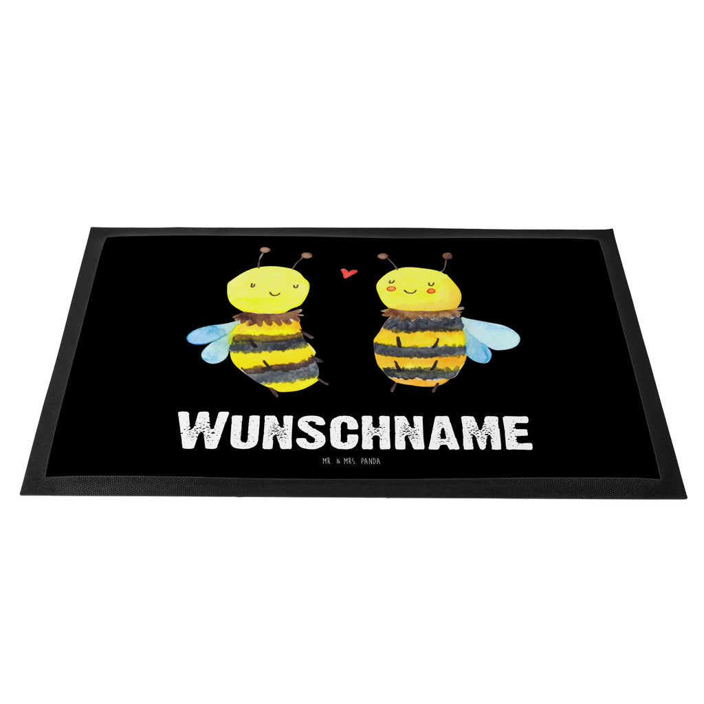 Personalisierte Fußmatte Biene Verliebt Personalisierte Fußmatte, Fußmatte mit Namen, Personalisieruung, Personalisiert, Fußmatte bedrucken, Türvorleger mit Namen, Haustürmatte personalisiert, Namensfussmatte, Wunschnamen, Bedrucken, Türvorleger personalisiert, Biene, Wespe, Hummel