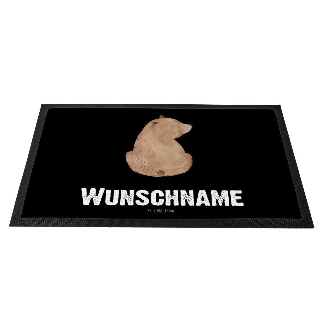 Personalisierte Fußmatte Bär Schulterblick Personalisierte Fußmatte, Fußmatte mit Namen, Personalisieruung, Personalisiert, Fußmatte bedrucken, Türvorleger mit Namen, Haustürmatte personalisiert, Namensfussmatte, Wunschnamen, Bedrucken, Türvorleger personalisiert, Bär, Teddy, Teddybär, Selbstachtung, Weltansicht, Motivation, Bären, Bärenliebe, Weisheit